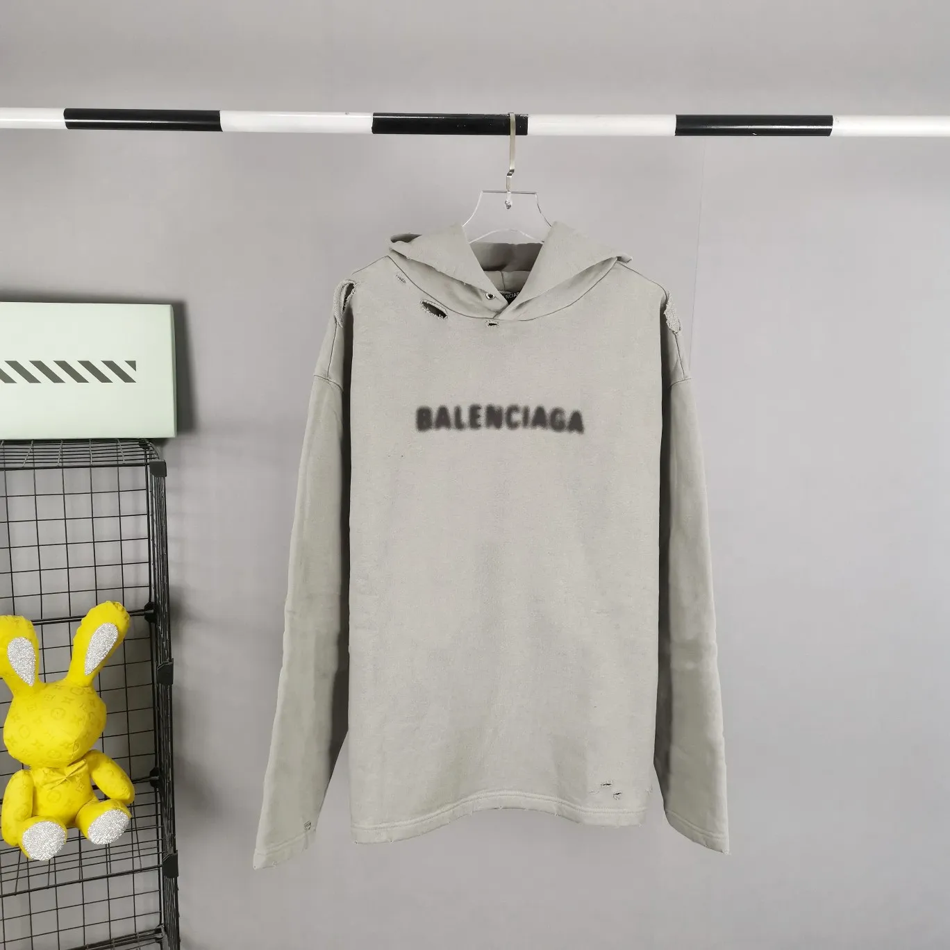 The top tested version of BALENCIAGA 22S early spring new fashion hole phantom mosaic blurred letters loose autumn and winter pure cotton hoodie sweatshirt. The fabric is made of 520 grams, the fabric density is extremely high, the chest is printed with digital direct injection, the fuzzy mathematical pattern is dizzy, and the hazy gradient phantom printing of the English "Balenciaga" on the chest is restored without any difference. The intercalated gray is a yarn-dyed fabric, and the yarn is dyed first and then woven. Feel free to compare.  The fabric collars are all artificially drilled and distressed by hand. There are laser holes on the chest and back to ensure that the fabric will not wrinkle or deform when holes are made.  Size: XS-L P: 490