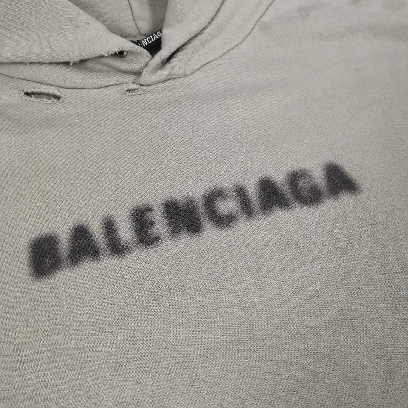 The top tested version of BALENCIAGA 22S early spring new fashion hole phantom mosaic blurred letters loose autumn and winter pure cotton hoodie sweatshirt. The fabric is made of 520 grams, the fabric density is extremely high, the chest is printed with digital direct injection, the fuzzy mathematical pattern is dizzy, and the hazy gradient phantom printing of the English "Balenciaga" on the chest is restored without any difference. The intercalated gray is a yarn-dyed fabric, and the yarn is dyed first and then woven. Feel free to compare.  The fabric collars are all artificially drilled and distressed by hand. There are laser holes on the chest and back to ensure that the fabric will not wrinkle or deform when holes are made.  Size: XS-L P: 490