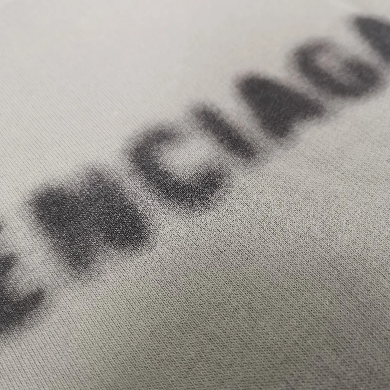 The top tested version of BALENCIAGA 22S early spring new fashion hole phantom mosaic blurred letters loose autumn and winter pure cotton hoodie sweatshirt. The fabric is made of 520 grams, the fabric density is extremely high, the chest is printed with digital direct injection, the fuzzy mathematical pattern is dizzy, and the hazy gradient phantom printing of the English "Balenciaga" on the chest is restored without any difference. The intercalated gray is a yarn-dyed fabric, and the yarn is dyed first and then woven. Feel free to compare.  The fabric collars are all artificially drilled and distressed by hand. There are laser holes on the chest and back to ensure that the fabric will not wrinkle or deform when holes are made.  Size: XS-L P: 490