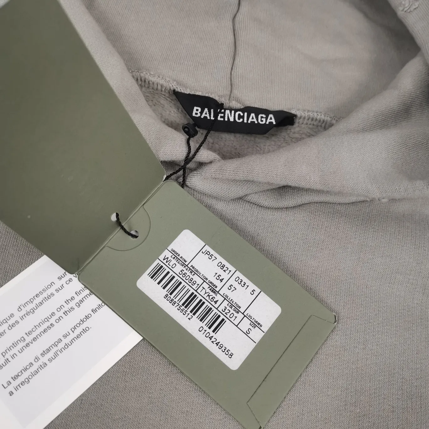 The top tested version of BALENCIAGA 22S early spring new fashion hole phantom mosaic blurred letters loose autumn and winter pure cotton hoodie sweatshirt. The fabric is made of 520 grams, the fabric density is extremely high, the chest is printed with digital direct injection, the fuzzy mathematical pattern is dizzy, and the hazy gradient phantom printing of the English "Balenciaga" on the chest is restored without any difference. The intercalated gray is a yarn-dyed fabric, and the yarn is dyed first and then woven. Feel free to compare.  The fabric collars are all artificially drilled and distressed by hand. There are laser holes on the chest and back to ensure that the fabric will not wrinkle or deform when holes are made.  Size: XS-L P: 490