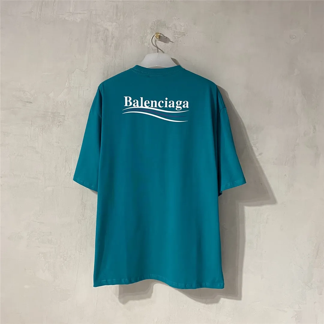 [Top tested version] Balenciaga Classic Loose Unisex Pure Cotton Short Sleeves by Balenciaga. Customized fabrics and printed accessories details are reproduced one to one. It is made of 280g cotton fabric with 32 count fine double cotton yarn plain weave, and the fabric surface is treated with dust-free woolen craftsmanship. The shoulder and chain seams are made of 0.8cm bundled strips inside, and the double chain stitching on the machine side is made of pure cotton. Here is an explanation of why I am dozens of yuan more expensive than others: 1. Each model is produced by the company. The detailed workmanship and fabrics are consistent with the genuine ones. There is no color difference between the ones at the counters. Guaranteed no color difference. Replicas are not scary. Whoever is fake is embarrassed. It’s not shameful to make a replica, it’s shameful if you can’t buy the correct version if you make a replica. All of my series can be found in all major places and will be absolutely stunning!  2. The fabric is made of 280g Paris-specific double yarn. No one can make better fabrics than mine. There is really no way to compare with the ordinary version on the market. Respect it. It is authentic and costs several thousand yuan. Don’t go for the quality of street stalls. 3. The workmanship has been restored in all aspects. The packaging has been restored in all aspects. 4. I guarantee here that this is the highest quality you can find. Size: XS-L Color: Dark Blue P:250