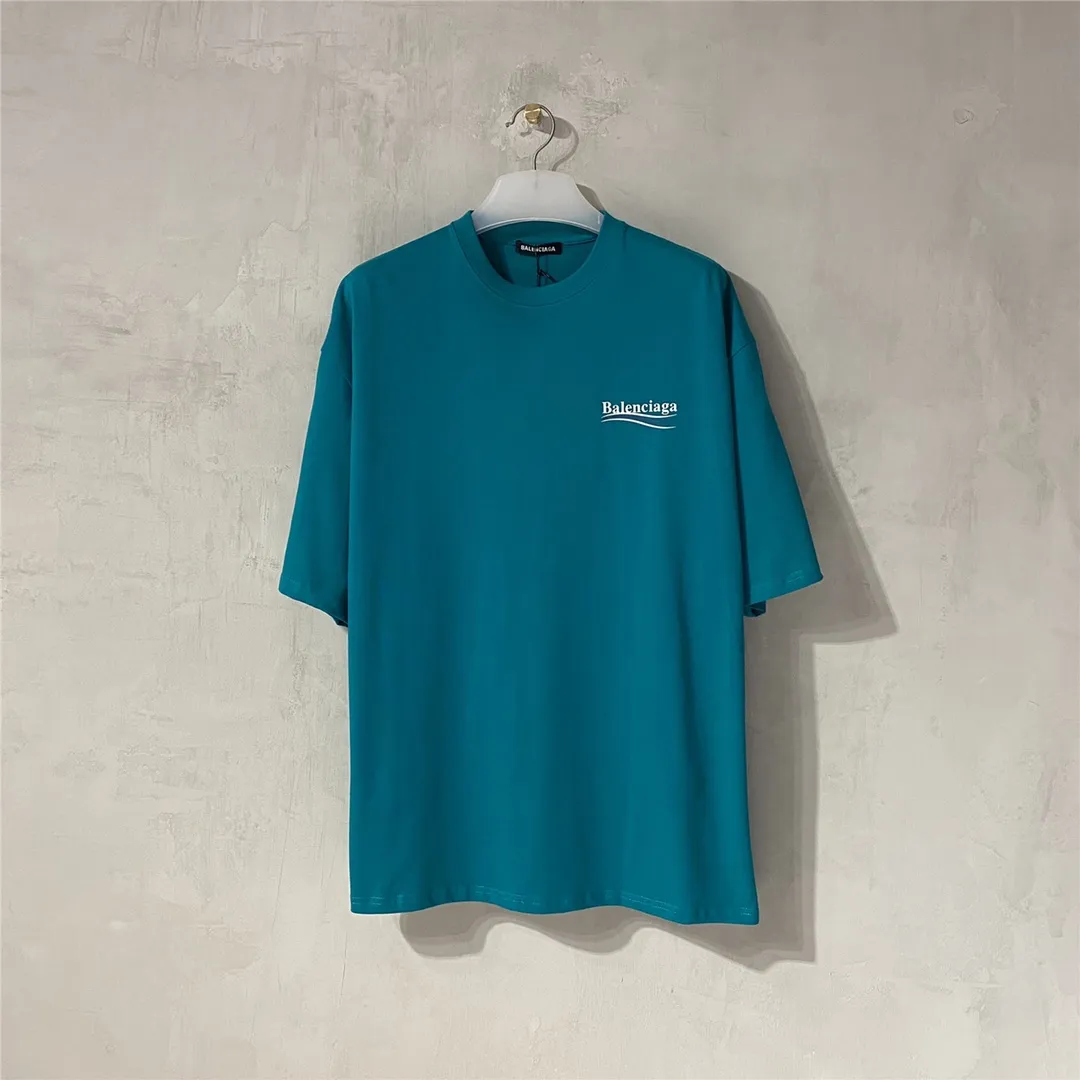[Top tested version] Balenciaga Classic Loose Unisex Pure Cotton Short Sleeves by Balenciaga. Customized fabrics and printed accessories details are reproduced one to one. It is made of 280g cotton fabric with 32 count fine double cotton yarn plain weave, and the fabric surface is treated with dust-free woolen craftsmanship. The shoulder and chain seams are made of 0.8cm bundled strips inside, and the double chain stitching on the machine side is made of pure cotton. Here is an explanation of why I am dozens of yuan more expensive than others: 1. Each model is produced by the company. The detailed workmanship and fabrics are consistent with the genuine ones. There is no color difference between the ones at the counters. Guaranteed no color difference. Replicas are not scary. Whoever is fake is embarrassed. It’s not shameful to make a replica, it’s shameful if you can’t buy the correct version if you make a replica. All of my series can be found in all major places and will be absolutely stunning!  2. The fabric is made of 280g Paris-specific double yarn. No one can make better fabrics than mine. There is really no way to compare with the ordinary version on the market. Respect it. It is authentic and costs several thousand yuan. Don’t go for the quality of street stalls. 3. The workmanship has been restored in all aspects. The packaging has been restored in all aspects. 4. I guarantee here that this is the highest quality you can find. Size: XS-L Color: Dark Blue P:250
