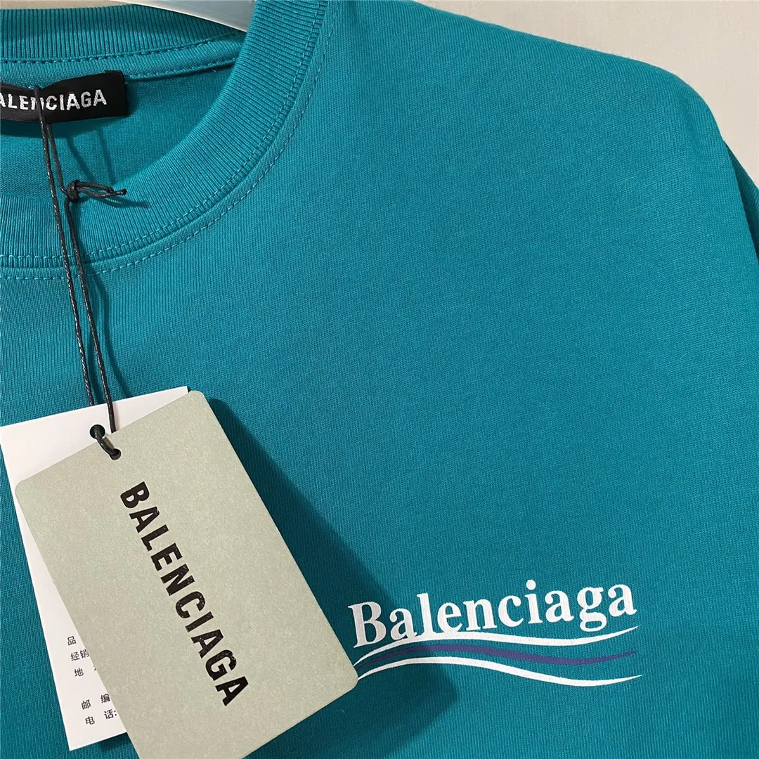 [Top tested version] Balenciaga Classic Loose Unisex Pure Cotton Short Sleeves by Balenciaga. Customized fabrics and printed accessories details are reproduced one to one. It is made of 280g cotton fabric with 32 count fine double cotton yarn plain weave, and the fabric surface is treated with dust-free woolen craftsmanship. The shoulder and chain seams are made of 0.8cm bundled strips inside, and the double chain stitching on the machine side is made of pure cotton. Here is an explanation of why I am dozens of yuan more expensive than others: 1. Each model is produced by the company. The detailed workmanship and fabrics are consistent with the genuine ones. There is no color difference between the ones at the counters. Guaranteed no color difference. Replicas are not scary. Whoever is fake is embarrassed. It’s not shameful to make a replica, it’s shameful if you can’t buy the correct version if you make a replica. All of my series can be found in all major places and will be absolutely stunning!  2. The fabric is made of 280g Paris-specific double yarn. No one can make better fabrics than mine. There is really no way to compare with the ordinary version on the market. Respect it. It is authentic and costs several thousand yuan. Don’t go for the quality of street stalls. 3. The workmanship has been restored in all aspects. The packaging has been restored in all aspects. 4. I guarantee here that this is the highest quality you can find. Size: XS-L Color: Dark Blue P:250