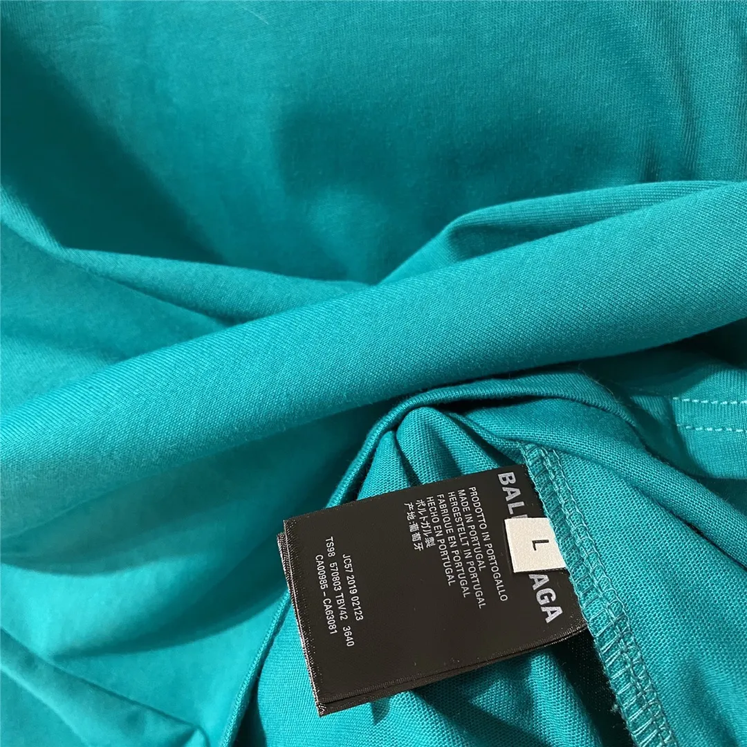 [Top tested version] Balenciaga Classic Loose Unisex Pure Cotton Short Sleeves by Balenciaga. Customized fabrics and printed accessories details are reproduced one to one. It is made of 280g cotton fabric with 32 count fine double cotton yarn plain weave, and the fabric surface is treated with dust-free woolen craftsmanship. The shoulder and chain seams are made of 0.8cm bundled strips inside, and the double chain stitching on the machine side is made of pure cotton. Here is an explanation of why I am dozens of yuan more expensive than others: 1. Each model is produced by the company. The detailed workmanship and fabrics are consistent with the genuine ones. There is no color difference between the ones at the counters. Guaranteed no color difference. Replicas are not scary. Whoever is fake is embarrassed. It’s not shameful to make a replica, it’s shameful if you can’t buy the correct version if you make a replica. All of my series can be found in all major places and will be absolutely stunning!  2. The fabric is made of 280g Paris-specific double yarn. No one can make better fabrics than mine. There is really no way to compare with the ordinary version on the market. Respect it. It is authentic and costs several thousand yuan. Don’t go for the quality of street stalls. 3. The workmanship has been restored in all aspects. The packaging has been restored in all aspects. 4. I guarantee here that this is the highest quality you can find. Size: XS-L Color: Dark Blue P:250