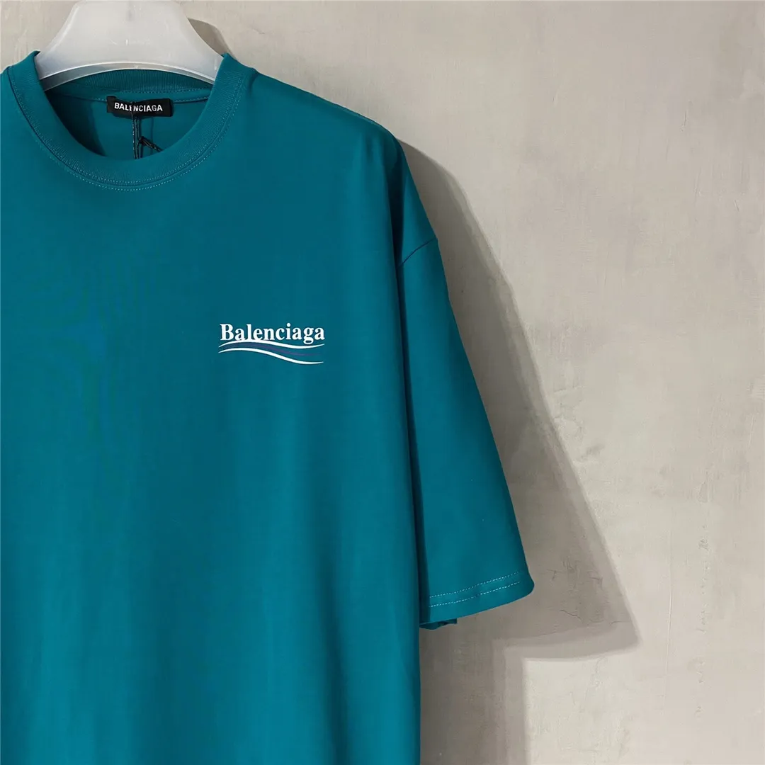 [Top tested version] Balenciaga Classic Loose Unisex Pure Cotton Short Sleeves by Balenciaga. Customized fabrics and printed accessories details are reproduced one to one. It is made of 280g cotton fabric with 32 count fine double cotton yarn plain weave, and the fabric surface is treated with dust-free woolen craftsmanship. The shoulder and chain seams are made of 0.8cm bundled strips inside, and the double chain stitching on the machine side is made of pure cotton. Here is an explanation of why I am dozens of yuan more expensive than others: 1. Each model is produced by the company. The detailed workmanship and fabrics are consistent with the genuine ones. There is no color difference between the ones at the counters. Guaranteed no color difference. Replicas are not scary. Whoever is fake is embarrassed. It’s not shameful to make a replica, it’s shameful if you can’t buy the correct version if you make a replica. All of my series can be found in all major places and will be absolutely stunning!  2. The fabric is made of 280g Paris-specific double yarn. No one can make better fabrics than mine. There is really no way to compare with the ordinary version on the market. Respect it. It is authentic and costs several thousand yuan. Don’t go for the quality of street stalls. 3. The workmanship has been restored in all aspects. The packaging has been restored in all aspects. 4. I guarantee here that this is the highest quality you can find. Size: XS-L Color: Dark Blue P:250