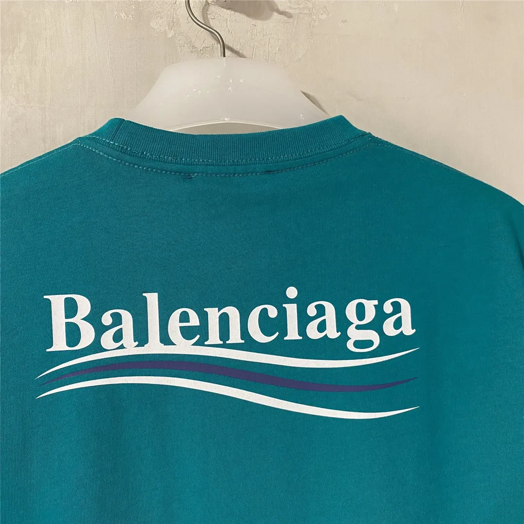 [Top tested version] Balenciaga Classic Loose Unisex Pure Cotton Short Sleeves by Balenciaga. Customized fabrics and printed accessories details are reproduced one to one. It is made of 280g cotton fabric with 32 count fine double cotton yarn plain weave, and the fabric surface is treated with dust-free woolen craftsmanship. The shoulder and chain seams are made of 0.8cm bundled strips inside, and the double chain stitching on the machine side is made of pure cotton. Here is an explanation of why I am dozens of yuan more expensive than others: 1. Each model is produced by the company. The detailed workmanship and fabrics are consistent with the genuine ones. There is no color difference between the ones at the counters. Guaranteed no color difference. Replicas are not scary. Whoever is fake is embarrassed. It’s not shameful to make a replica, it’s shameful if you can’t buy the correct version if you make a replica. All of my series can be found in all major places and will be absolutely stunning!  2. The fabric is made of 280g Paris-specific double yarn. No one can make better fabrics than mine. There is really no way to compare with the ordinary version on the market. Respect it. It is authentic and costs several thousand yuan. Don’t go for the quality of street stalls. 3. The workmanship has been restored in all aspects. The packaging has been restored in all aspects. 4. I guarantee here that this is the highest quality you can find. Size: XS-L Color: Dark Blue P:250