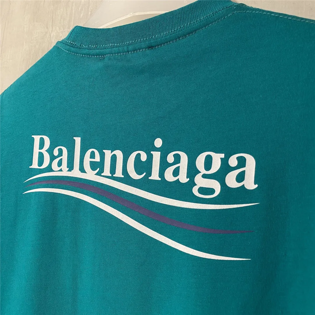 [Top tested version] Balenciaga Classic Loose Unisex Pure Cotton Short Sleeves by Balenciaga. Customized fabrics and printed accessories details are reproduced one to one. It is made of 280g cotton fabric with 32 count fine double cotton yarn plain weave, and the fabric surface is treated with dust-free woolen craftsmanship. The shoulder and chain seams are made of 0.8cm bundled strips inside, and the double chain stitching on the machine side is made of pure cotton. Here is an explanation of why I am dozens of yuan more expensive than others: 1. Each model is produced by the company. The detailed workmanship and fabrics are consistent with the genuine ones. There is no color difference between the ones at the counters. Guaranteed no color difference. Replicas are not scary. Whoever is fake is embarrassed. It’s not shameful to make a replica, it’s shameful if you can’t buy the correct version if you make a replica. All of my series can be found in all major places and will be absolutely stunning!  2. The fabric is made of 280g Paris-specific double yarn. No one can make better fabrics than mine. There is really no way to compare with the ordinary version on the market. Respect it. It is authentic and costs several thousand yuan. Don’t go for the quality of street stalls. 3. The workmanship has been restored in all aspects. The packaging has been restored in all aspects. 4. I guarantee here that this is the highest quality you can find. Size: XS-L Color: Dark Blue P:250