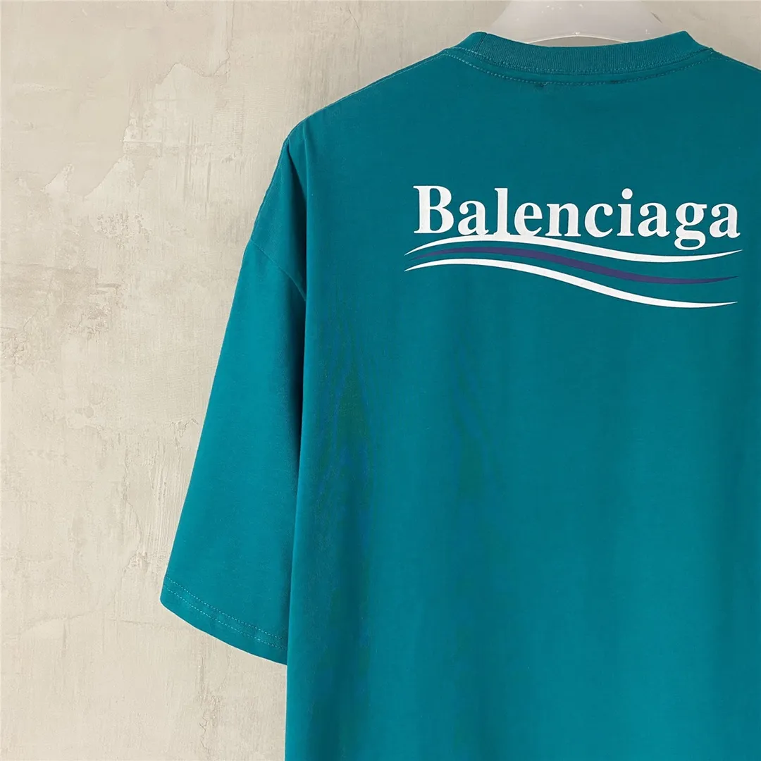 [Top tested version] Balenciaga Classic Loose Unisex Pure Cotton Short Sleeves by Balenciaga. Customized fabrics and printed accessories details are reproduced one to one. It is made of 280g cotton fabric with 32 count fine double cotton yarn plain weave, and the fabric surface is treated with dust-free woolen craftsmanship. The shoulder and chain seams are made of 0.8cm bundled strips inside, and the double chain stitching on the machine side is made of pure cotton. Here is an explanation of why I am dozens of yuan more expensive than others: 1. Each model is produced by the company. The detailed workmanship and fabrics are consistent with the genuine ones. There is no color difference between the ones at the counters. Guaranteed no color difference. Replicas are not scary. Whoever is fake is embarrassed. It’s not shameful to make a replica, it’s shameful if you can’t buy the correct version if you make a replica. All of my series can be found in all major places and will be absolutely stunning!  2. The fabric is made of 280g Paris-specific double yarn. No one can make better fabrics than mine. There is really no way to compare with the ordinary version on the market. Respect it. It is authentic and costs several thousand yuan. Don’t go for the quality of street stalls. 3. The workmanship has been restored in all aspects. The packaging has been restored in all aspects. 4. I guarantee here that this is the highest quality you can find. Size: XS-L Color: Dark Blue P:250