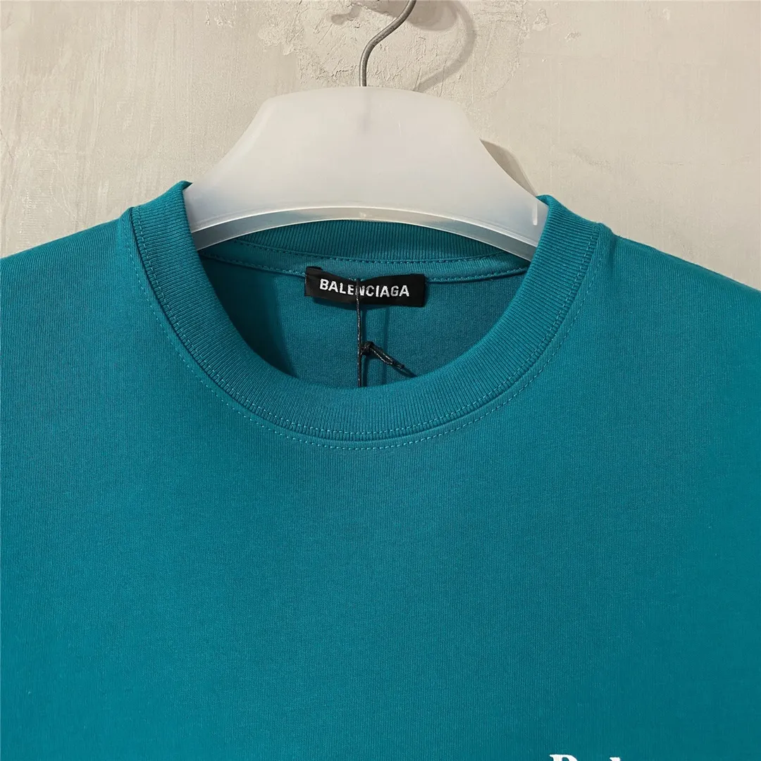 [Top tested version] Balenciaga Classic Loose Unisex Pure Cotton Short Sleeves by Balenciaga. Customized fabrics and printed accessories details are reproduced one to one. It is made of 280g cotton fabric with 32 count fine double cotton yarn plain weave, and the fabric surface is treated with dust-free woolen craftsmanship. The shoulder and chain seams are made of 0.8cm bundled strips inside, and the double chain stitching on the machine side is made of pure cotton. Here is an explanation of why I am dozens of yuan more expensive than others: 1. Each model is produced by the company. The detailed workmanship and fabrics are consistent with the genuine ones. There is no color difference between the ones at the counters. Guaranteed no color difference. Replicas are not scary. Whoever is fake is embarrassed. It’s not shameful to make a replica, it’s shameful if you can’t buy the correct version if you make a replica. All of my series can be found in all major places and will be absolutely stunning!  2. The fabric is made of 280g Paris-specific double yarn. No one can make better fabrics than mine. There is really no way to compare with the ordinary version on the market. Respect it. It is authentic and costs several thousand yuan. Don’t go for the quality of street stalls. 3. The workmanship has been restored in all aspects. The packaging has been restored in all aspects. 4. I guarantee here that this is the highest quality you can find. Size: XS-L Color: Dark Blue P:250