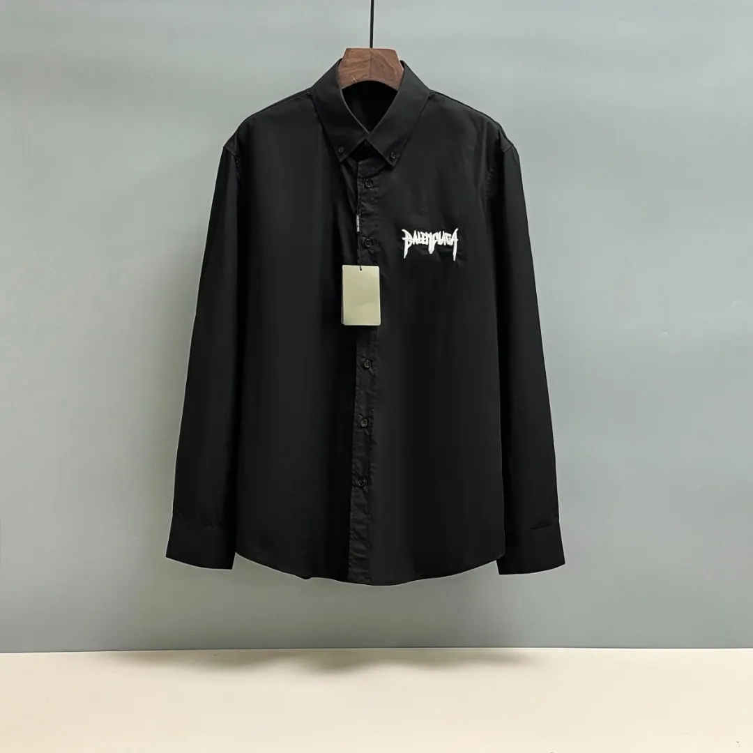 🅿️220 BALENCIAGA/Balenciaga early autumn embroidered shirt. Customized classic 40-count plain weave imitation Tencel Paris shirt fabric. Loose version. Three-dimensional upper body. Smooth and natural lines. From shoulder line to waistline to hem. Smooth transition of lines. No unnecessary wrinkles or accumulation. The whole body is neat and stretch. Customized Paris logo engraved button. Rigorous stitching of letter embroidery on the chest. Precise stitching. Silky smooth transition. Three-dimensional pattern without burrs. Size: S M L XL