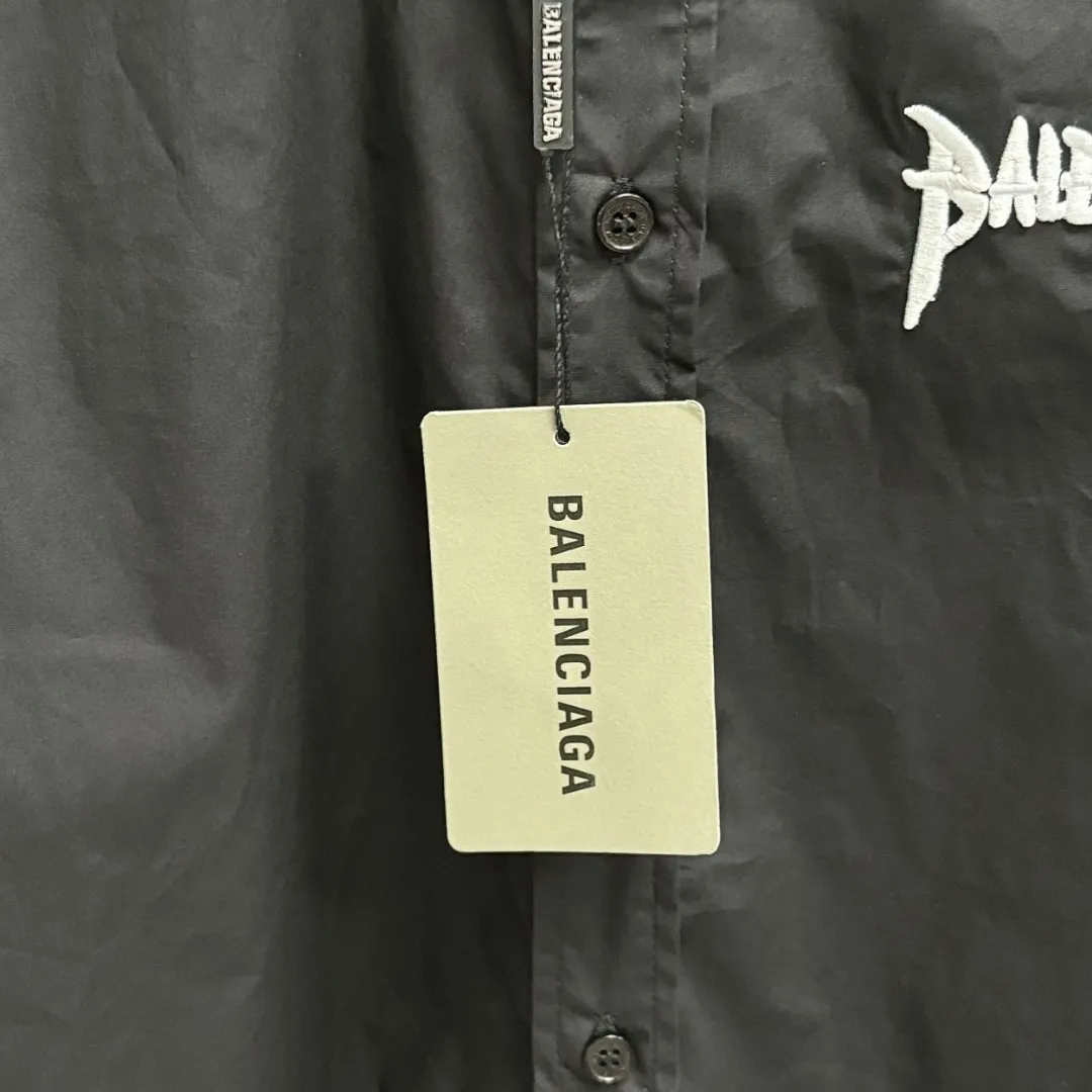 🅿️220 BALENCIAGA/Balenciaga early autumn embroidered shirt. Customized classic 40-count plain weave imitation Tencel Paris shirt fabric. Loose version. Three-dimensional upper body. Smooth and natural lines. From shoulder line to waistline to hem. Smooth transition of lines. No unnecessary wrinkles or accumulation. The whole body is neat and stretch. Customized Paris logo engraved button. Rigorous stitching of letter embroidery on the chest. Precise stitching. Silky smooth transition. Three-dimensional pattern without burrs. Size: S M L XL