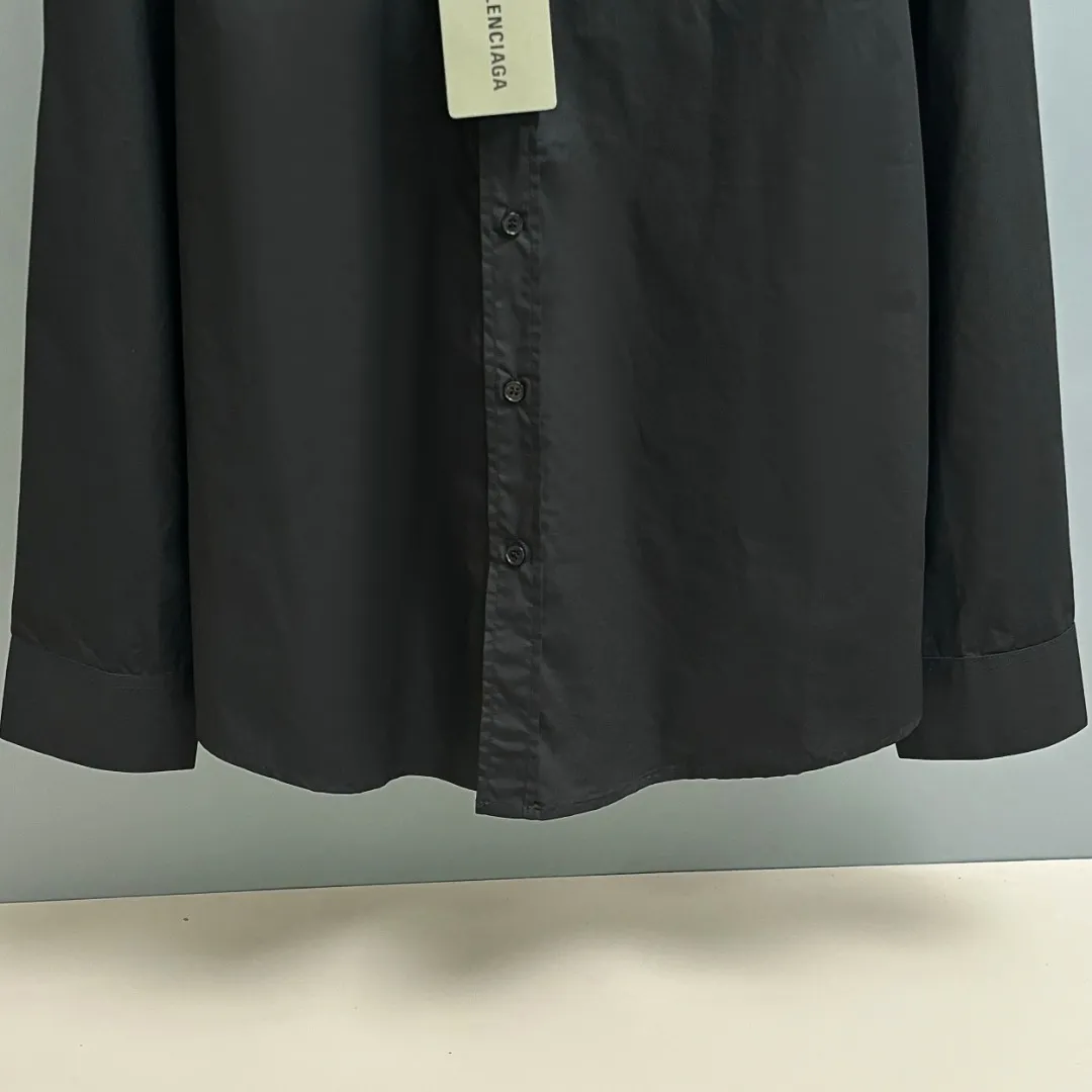 🅿️220 BALENCIAGA/Balenciaga early autumn embroidered shirt. Customized classic 40-count plain weave imitation Tencel Paris shirt fabric. Loose version. Three-dimensional upper body. Smooth and natural lines. From shoulder line to waistline to hem. Smooth transition of lines. No unnecessary wrinkles or accumulation. The whole body is neat and stretch. Customized Paris logo engraved button. Rigorous stitching of letter embroidery on the chest. Precise stitching. Silky smooth transition. Three-dimensional pattern without burrs. Size: S M L XL