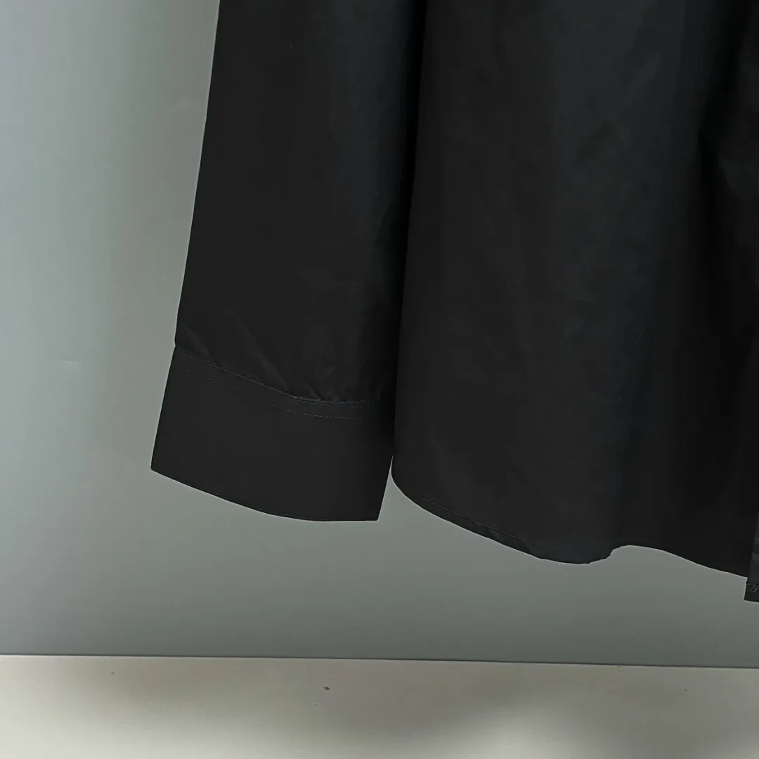 🅿️220 BALENCIAGA/Balenciaga early autumn embroidered shirt. Customized classic 40-count plain weave imitation Tencel Paris shirt fabric. Loose version. Three-dimensional upper body. Smooth and natural lines. From shoulder line to waistline to hem. Smooth transition of lines. No unnecessary wrinkles or accumulation. The whole body is neat and stretch. Customized Paris logo engraved button. Rigorous stitching of letter embroidery on the chest. Precise stitching. Silky smooth transition. Three-dimensional pattern without burrs. Size: S M L XL