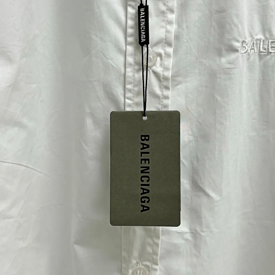🅿️220 BALENCIAGA/Balenciaga early autumn printed embroidered shirt. Customized classic 40-count plain weave imitation Tencel Paris shirt fabric. Loose fit and three-dimensional upper body. Smooth and natural lines from shoulder line to waistline to hem. Smooth transition of lines. No unnecessary folds or accumulation. The whole body is neat and stretched. Customized Paris logo engraved buttons. Embroidery of Paris letters on the chest. Precise stitching. Silky threading. Paired with large-area printing of the Statue of Liberty on the back. The effect is three-dimensional. The printing fits perfectly with the fabric, and there will be no problems such as color fading, peeling off, etc. Size: S M L XL