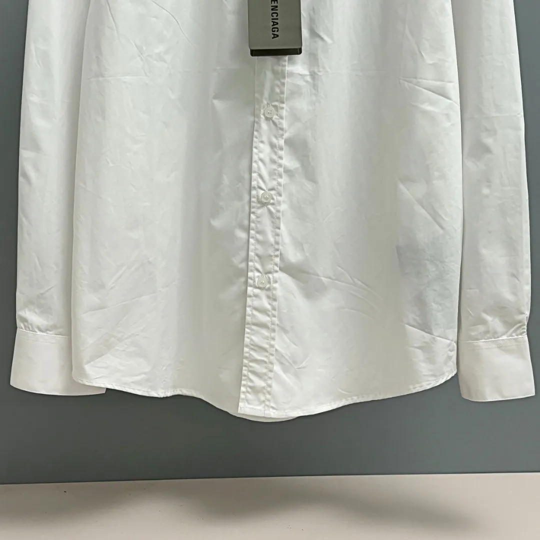 🅿️220 BALENCIAGA/Balenciaga early autumn printed embroidered shirt. Customized classic 40-count plain weave imitation Tencel Paris shirt fabric. Loose fit and three-dimensional upper body. Smooth and natural lines from shoulder line to waistline to hem. Smooth transition of lines. No unnecessary folds or accumulation. The whole body is neat and stretched. Customized Paris logo engraved buttons. Embroidery of Paris letters on the chest. Precise stitching. Silky threading. Paired with large-area printing of the Statue of Liberty on the back. The effect is three-dimensional. The printing fits perfectly with the fabric, and there will be no problems such as color fading, peeling off, etc. Size: S M L XL