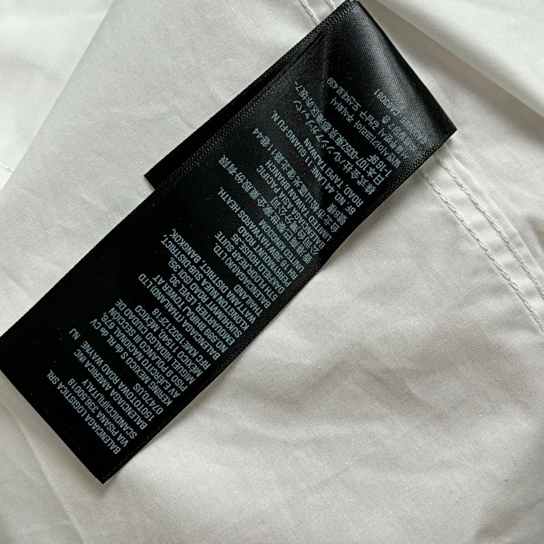 🅿️220 BALENCIAGA/Balenciaga early autumn printed embroidered shirt. Customized classic 40-count plain weave imitation Tencel Paris shirt fabric. Loose fit and three-dimensional upper body. Smooth and natural lines from shoulder line to waistline to hem. Smooth transition of lines. No unnecessary folds or accumulation. The whole body is neat and stretched. Customized Paris logo engraved buttons. Embroidery of Paris letters on the chest. Precise stitching. Silky threading. Paired with large-area printing of the Statue of Liberty on the back. The effect is three-dimensional. The printing fits perfectly with the fabric, and there will be no problems such as color fading, peeling off, etc. Size: S M L XL