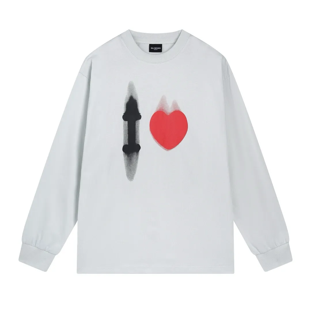 🅿️210 real photos [Top version. Official website quality] BALENCI*GA/Paris BALENCI*GA#520. Limited to the latest model, 520 love. Classic LOGO long-sleeved T-shirt embroidered on the back neck. Brick cabinet synchronization, genuine product development at the first time, welcome to compare. The fabric is made of Paris ZP custom-woven and dyed 100% cotton double-yarn compact cotton. The weight is 260 grams. The cloth surface is clean. The cloth pattern is clear. It is soft and comfortable. It has good color fastness and is not easy to change color. The threads are woven and dyed with no color difference. The printing uses computer direct printing, and the rib embroidery on the back collar has a three-dimensional effect. The version adopts the OS loose shoulder style. Same style for men and women. Code: BL225015 Color: black, off-white Size: XS S M L