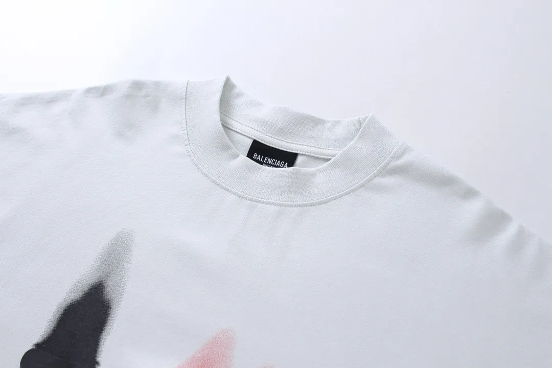🅿️210 real photos [Top version. Official website quality] BALENCI*GA/Paris BALENCI*GA#520. Limited to the latest model, 520 love. Classic LOGO long-sleeved T-shirt embroidered on the back neck. Brick cabinet synchronization, genuine product development at the first time, welcome to compare. The fabric is made of Paris ZP custom-woven and dyed 100% cotton double-yarn compact cotton. The weight is 260 grams. The cloth surface is clean. The cloth pattern is clear. It is soft and comfortable. It has good color fastness and is not easy to change color. The threads are woven and dyed with no color difference. The printing uses computer direct printing, and the rib embroidery on the back collar has a three-dimensional effect. The version adopts the OS loose shoulder style. Same style for men and women. Code: BL225015 Color: black, off-white Size: XS S M L