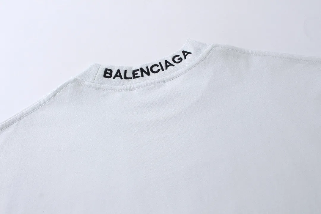 🅿️210 real photos [Top version. Official website quality] BALENCI*GA/Paris BALENCI*GA#520. Limited to the latest model, 520 love. Classic LOGO long-sleeved T-shirt embroidered on the back neck. Brick cabinet synchronization, genuine product development at the first time, welcome to compare. The fabric is made of Paris ZP custom-woven and dyed 100% cotton double-yarn compact cotton. The weight is 260 grams. The cloth surface is clean. The cloth pattern is clear. It is soft and comfortable. It has good color fastness and is not easy to change color. The threads are woven and dyed with no color difference. The printing uses computer direct printing, and the rib embroidery on the back collar has a three-dimensional effect. The version adopts the OS loose shoulder style. Same style for men and women. Code: BL225015 Color: black, off-white Size: XS S M L