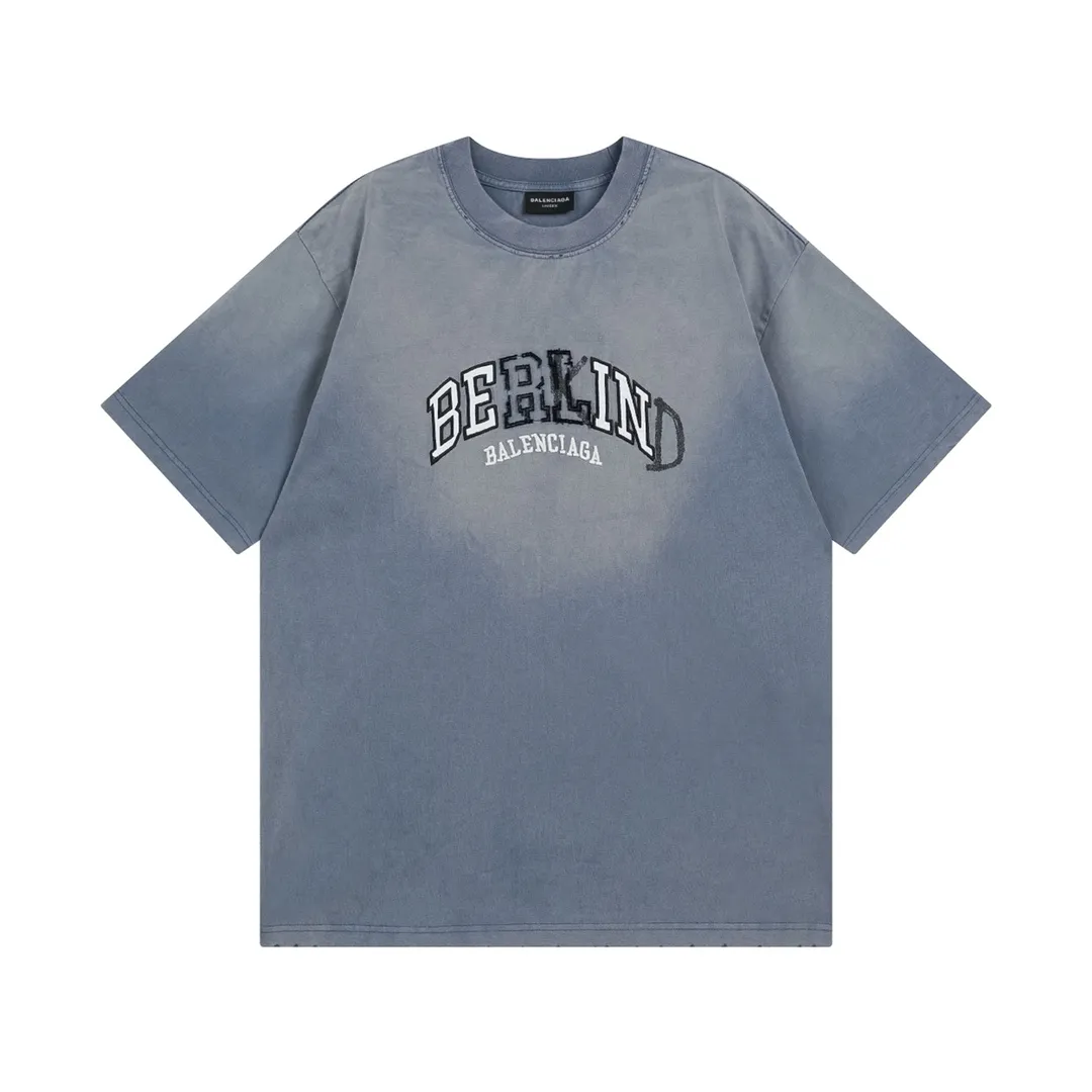 🅿️206 Detailed picture [Top version. Official website quality] BALENCI*GA/Paris BALENCI*GA#2024 latest model, classic letter LOGO graffiti. Toothbrush embroidery short-sleeved T-shirt. Brick cabinet synchronization. Genuine products are developed and developed in the first time. Welcome to compare! The fabric is made of Paris ZP custom-woven and dyed 100% cotton double-yarn compact cotton. The weight is 260 grams. The cloth surface is clean. The cloth pattern is clear. It is soft and comfortable. It has good color fastness and is not easy to change color. The threads are woven and dyed with no color difference. The embroidery is done using imported Tajima embroidery machines. Super 12W needle and thread, three-dimensional effect, clear lines. No burrs and miscellaneous threads, ultra-high craftsmanship embroidery. Catch up on the complicated washing process. The version adopts OS loose shoulder design. Same style for men and women. Code: BL223302 Color: washed blue Size: XS to L