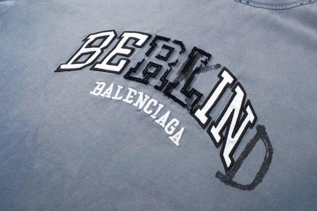🅿️206 Detailed picture [Top version. Official website quality] BALENCI*GA/Paris BALENCI*GA#2024 latest model, classic letter LOGO graffiti. Toothbrush embroidery short-sleeved T-shirt. Brick cabinet synchronization. Genuine products are developed and developed in the first time. Welcome to compare! The fabric is made of Paris ZP custom-woven and dyed 100% cotton double-yarn compact cotton. The weight is 260 grams. The cloth surface is clean. The cloth pattern is clear. It is soft and comfortable. It has good color fastness and is not easy to change color. The threads are woven and dyed with no color difference. The embroidery is done using imported Tajima embroidery machines. Super 12W needle and thread, three-dimensional effect, clear lines. No burrs and miscellaneous threads, ultra-high craftsmanship embroidery. Catch up on the complicated washing process. The version adopts OS loose shoulder design. Same style for men and women. Code: BL223302 Color: washed blue Size: XS to L