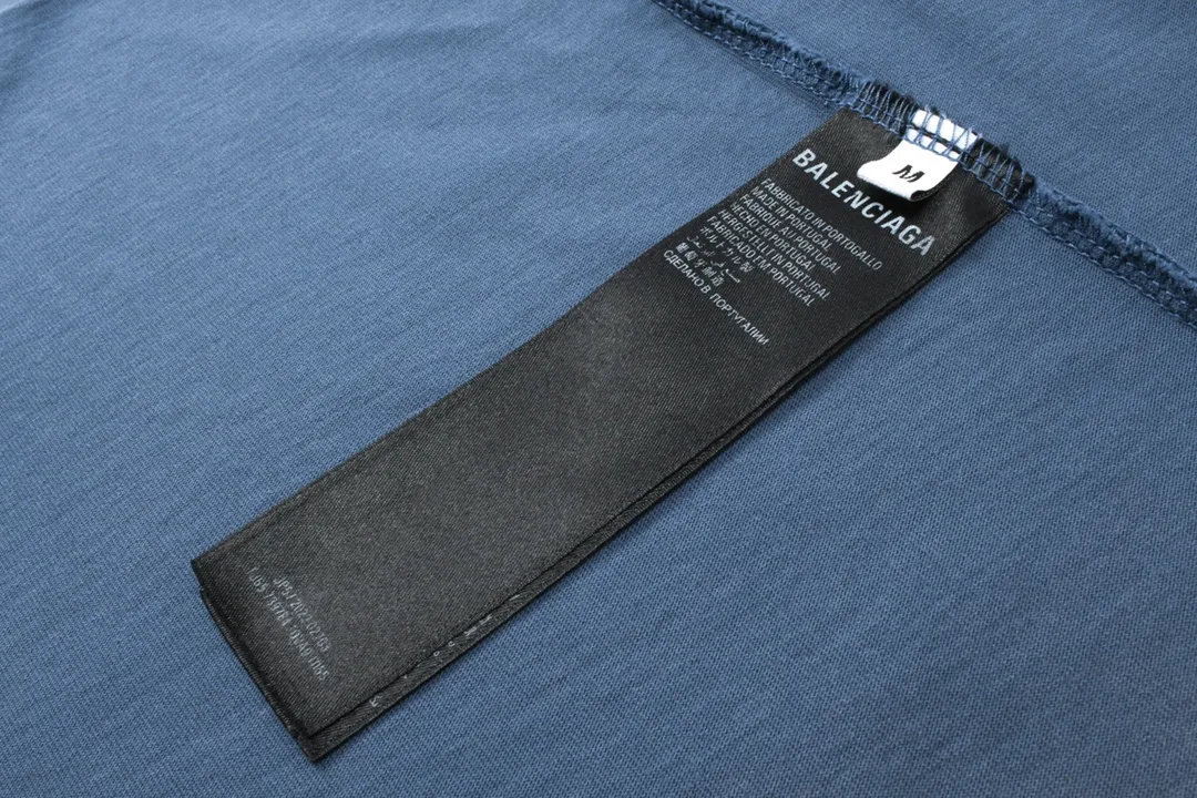 🅿️206 Detailed picture [Top version. Official website quality] BALENCI*GA/Paris BALENCI*GA#2024 latest model, classic letter LOGO graffiti. Toothbrush embroidery short-sleeved T-shirt. Brick cabinet synchronization. Genuine products are developed and developed in the first time. Welcome to compare! The fabric is made of Paris ZP custom-woven and dyed 100% cotton double-yarn compact cotton. The weight is 260 grams. The cloth surface is clean. The cloth pattern is clear. It is soft and comfortable. It has good color fastness and is not easy to change color. The threads are woven and dyed with no color difference. The embroidery is done using imported Tajima embroidery machines. Super 12W needle and thread, three-dimensional effect, clear lines. No burrs and miscellaneous threads, ultra-high craftsmanship embroidery. Catch up on the complicated washing process. The version adopts OS loose shoulder design. Same style for men and women. Code: BL223302 Color: washed blue Size: XS to L