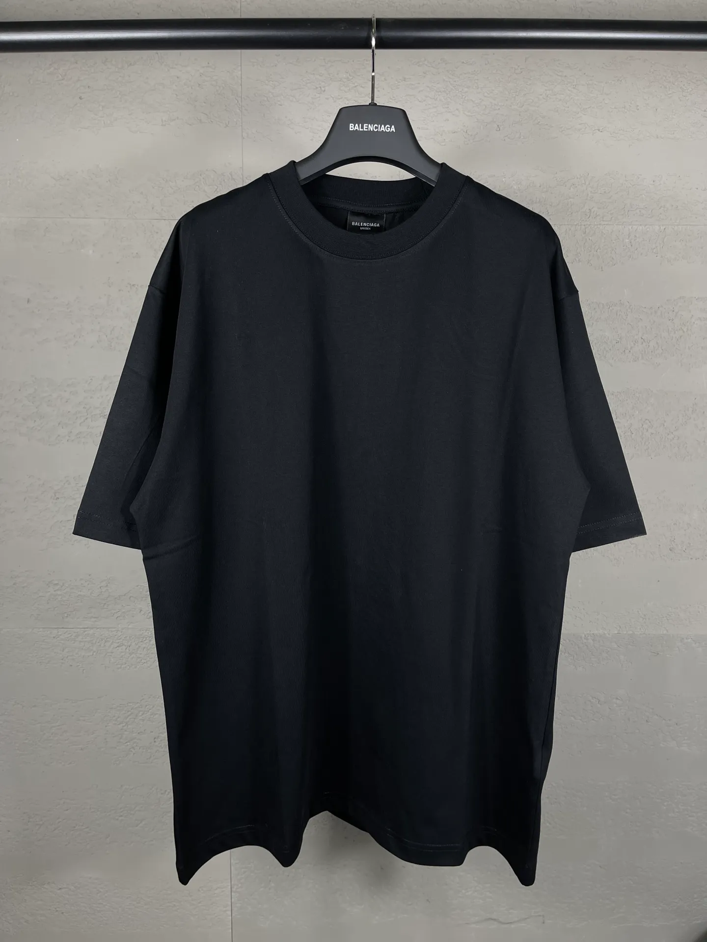 🅿️170 real photos [Top version. Official website quality] BALENCI*GA/Paris BALENCI*GA# new model, classic LOGO hot-drilled short-sleeved T-shirt on the back. Brick cabinet synchronization. The fabric is made of Paris ZP custom-woven and dyed 100% cotton double yarn compact cotton. The weight is 260 grams, the cloth surface is clean. The cloth pattern is clear. Soft and comfortable. The color fastness is good. It is not easy to change color. The threads are woven and dyed with no color difference. The back hot drill uses imported drill, which has good gloss and is not easy to fall off. Jubie market makes goods based on pictures. Comparisons welcome. Restore brick cabinet. The version adopts OS loose shoulder style. Same style for men and women. Code: BL223326 Color: Black Size: XS to L