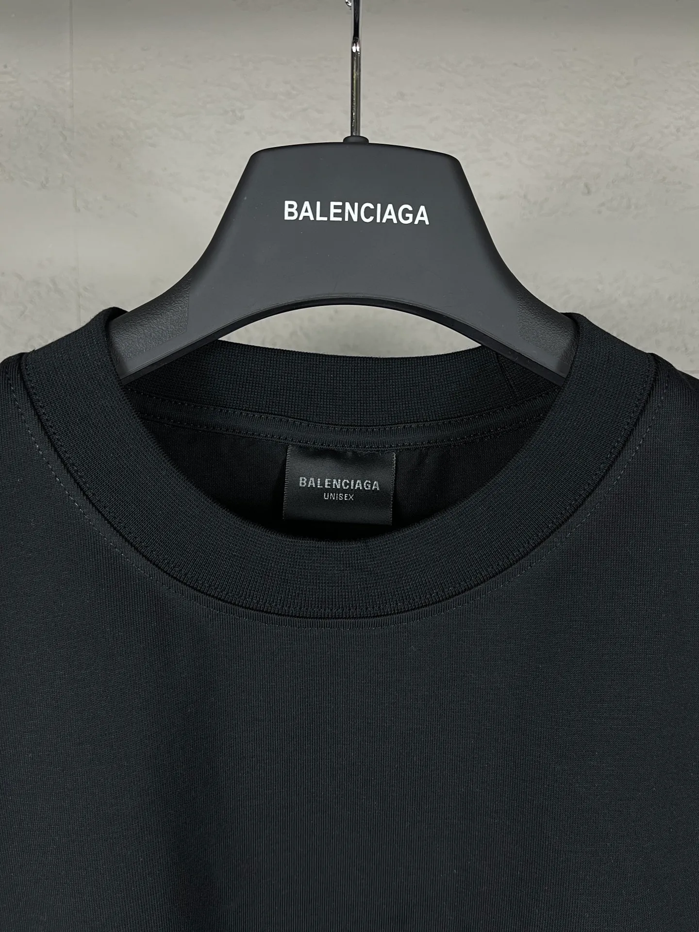 🅿️170 real photos [Top version. Official website quality] BALENCI*GA/Paris BALENCI*GA# new model, classic LOGO hot-drilled short-sleeved T-shirt on the back. Brick cabinet synchronization. The fabric is made of Paris ZP custom-woven and dyed 100% cotton double yarn compact cotton. The weight is 260 grams, the cloth surface is clean. The cloth pattern is clear. Soft and comfortable. The color fastness is good. It is not easy to change color. The threads are woven and dyed with no color difference. The back hot drill uses imported drill, which has good gloss and is not easy to fall off. Jubie market makes goods based on pictures. Comparisons welcome. Restore brick cabinet. The version adopts OS loose shoulder style. Same style for men and women. Code: BL223326 Color: Black Size: XS to L