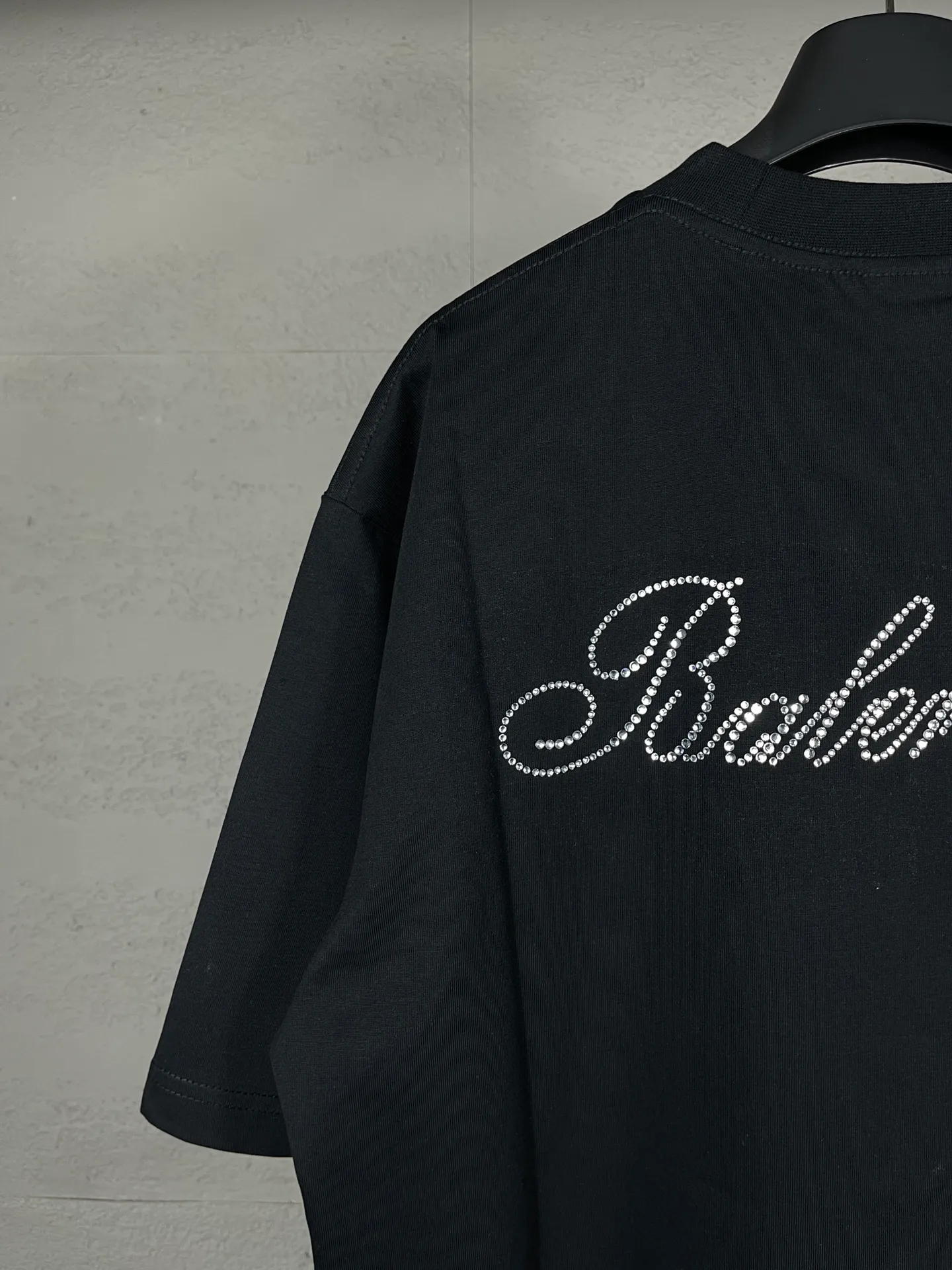 🅿️170 real photos [Top version. Official website quality] BALENCI*GA/Paris BALENCI*GA# new model, classic LOGO hot-drilled short-sleeved T-shirt on the back. Brick cabinet synchronization. The fabric is made of Paris ZP custom-woven and dyed 100% cotton double yarn compact cotton. The weight is 260 grams, the cloth surface is clean. The cloth pattern is clear. Soft and comfortable. The color fastness is good. It is not easy to change color. The threads are woven and dyed with no color difference. The back hot drill uses imported drill, which has good gloss and is not easy to fall off. Jubie market makes goods based on pictures. Comparisons welcome. Restore brick cabinet. The version adopts OS loose shoulder style. Same style for men and women. Code: BL223326 Color: Black Size: XS to L