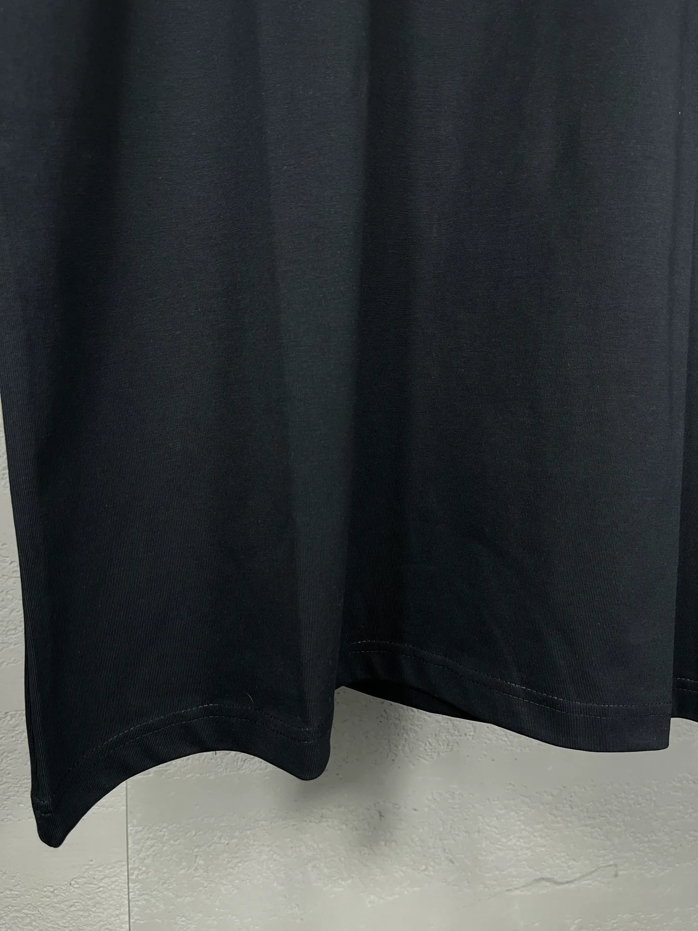 🅿️170 real photos [Top version. Official website quality] BALENCI*GA/Paris BALENCI*GA# new model, classic LOGO hot-drilled short-sleeved T-shirt on the back. Brick cabinet synchronization. The fabric is made of Paris ZP custom-woven and dyed 100% cotton double yarn compact cotton. The weight is 260 grams, the cloth surface is clean. The cloth pattern is clear. Soft and comfortable. The color fastness is good. It is not easy to change color. The threads are woven and dyed with no color difference. The back hot drill uses imported drill, which has good gloss and is not easy to fall off. Jubie market makes goods based on pictures. Comparisons welcome. Restore brick cabinet. The version adopts OS loose shoulder style. Same style for men and women. Code: BL223326 Color: Black Size: XS to L