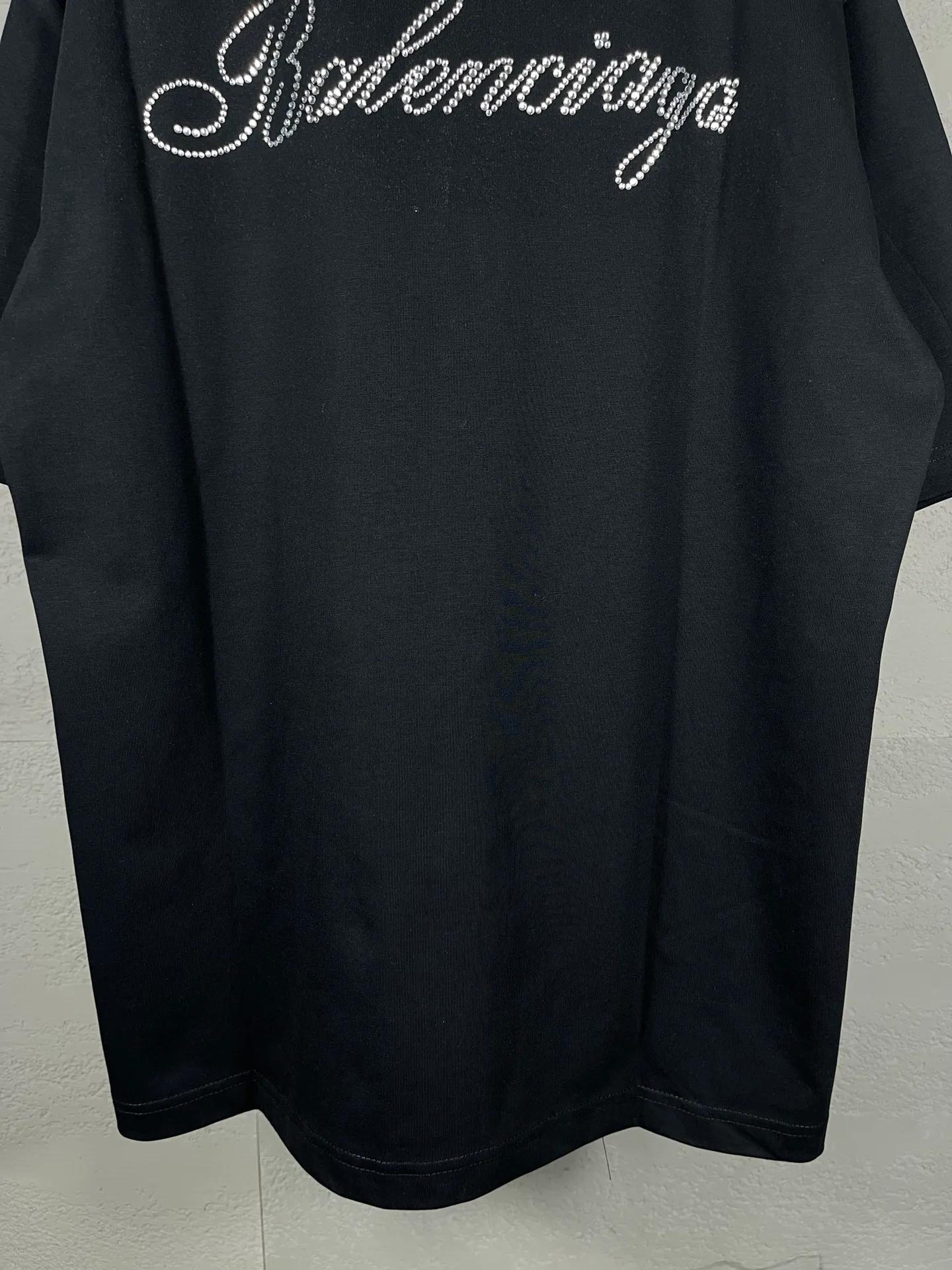 🅿️170 real photos [Top version. Official website quality] BALENCI*GA/Paris BALENCI*GA# new model, classic LOGO hot-drilled short-sleeved T-shirt on the back. Brick cabinet synchronization. The fabric is made of Paris ZP custom-woven and dyed 100% cotton double yarn compact cotton. The weight is 260 grams, the cloth surface is clean. The cloth pattern is clear. Soft and comfortable. The color fastness is good. It is not easy to change color. The threads are woven and dyed with no color difference. The back hot drill uses imported drill, which has good gloss and is not easy to fall off. Jubie market makes goods based on pictures. Comparisons welcome. Restore brick cabinet. The version adopts OS loose shoulder style. Same style for men and women. Code: BL223326 Color: Black Size: XS to L