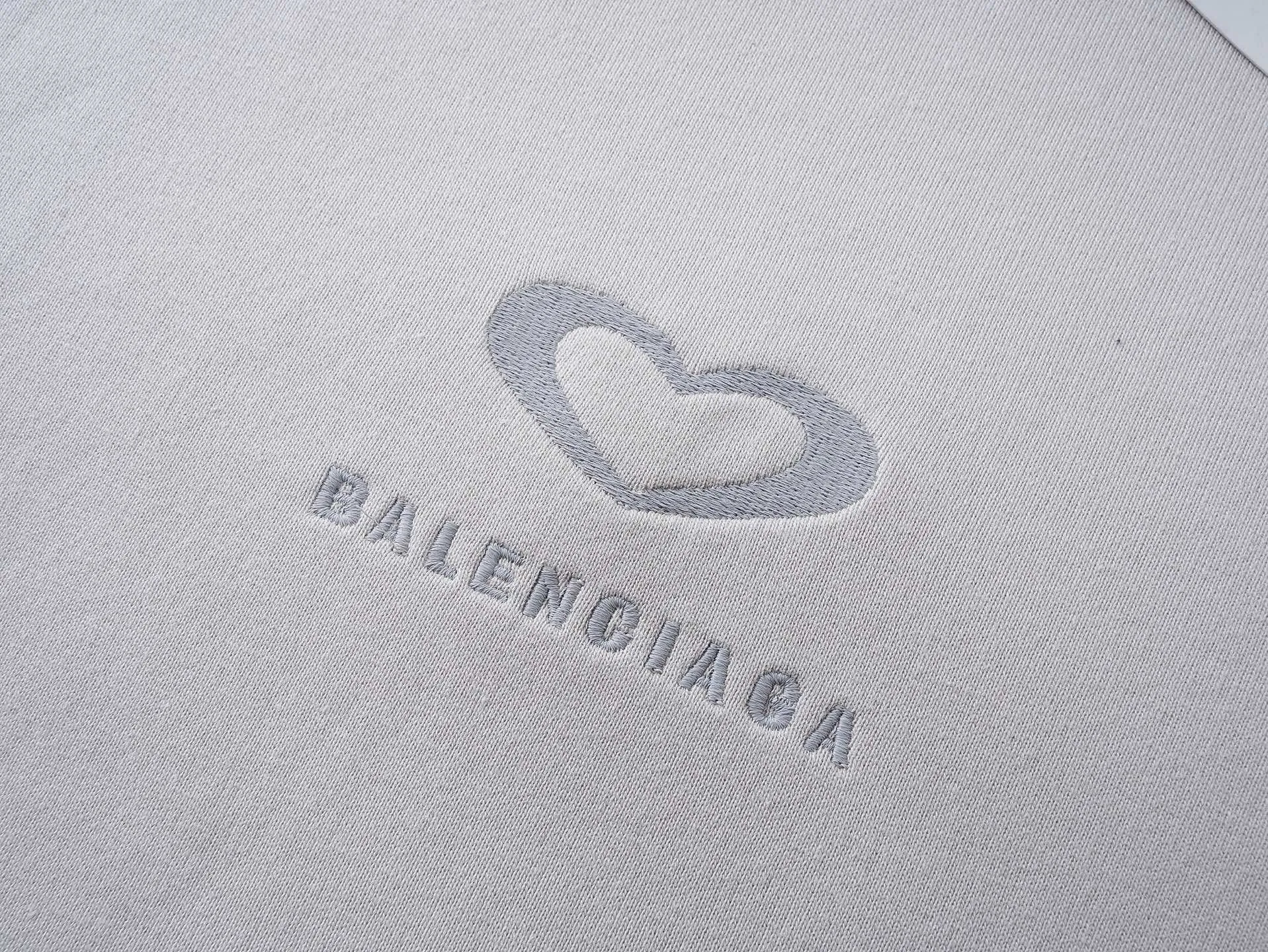🅿️320 real photos [Top version. Official website quality] BALENCI*GA/Paris.SS25 latest model, limited edition for Chinese Valentine's Day in Paris, hooded sweatshirt with love LOGO embroidery on the front and love LOGO printing on the back, synchronized with brick cabinets. Genuine products are developed at the first time, welcome to compare! The fabric is made of Paris ZP custom-woven and dyed cotton sweatshirt. Weighing 460 grams, the cloth surface is clean. The cloth pattern is clear, soft and comfortable. The threads are dyed with no color difference. The embroidery is done using imported Tajima embroidery machines. The printing uses environmentally friendly imported rubber paddles. The letters are clear and the effect is three-dimensional. The version adopts OS loose shoulder design. Same style for men and women. Code: BL259968 Color: black, off-white Size: XS S M L
