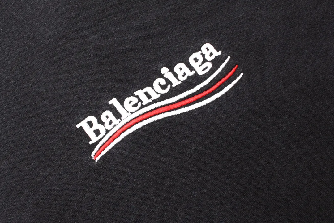 🅿️320 Detailed picture [Top version. Official website quality] BALENCI*GA/Paris. Classic model. 22SS#BALENCI*GA#Coke wave flower embroidery ready-made garments washed and worn, worn and worn with heavy craftsmanship, hooded sweatshirt, aged. Autumn and winter brick cabinet synchronization. The fabric is made of Paris ZP custom-woven and dyed cotton double-yarn David sweater, weighing 450 grams, the cloth surface is clean. The cloth pattern is clear, soft and comfortable. The threads are woven and dyed with no color difference. The classic letter LOGO is embroidered with a Tajima embroidery machine, and the letters are three-dimensional. The garment is washed. Heavy craftsmanship makes it old and retro. It is worn in many directions to restore the brick cabinet. The version adopts the OS loose shoulder style. Same style for men and women. Coding: BL238051 Color: Washed black Size: XS S M L