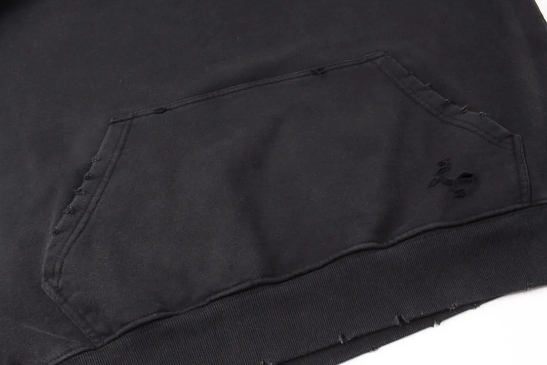 🅿️320 Detailed picture [Top version. Official website quality] BALENCI*GA/Paris. Classic model. 22SS#BALENCI*GA#Coke wave flower embroidery ready-made garments washed and worn, worn and worn with heavy craftsmanship, hooded sweatshirt, aged. Autumn and winter brick cabinet synchronization. The fabric is made of Paris ZP custom-woven and dyed cotton double-yarn David sweater, weighing 450 grams, the cloth surface is clean. The cloth pattern is clear, soft and comfortable. The threads are woven and dyed with no color difference. The classic letter LOGO is embroidered with a Tajima embroidery machine, and the letters are three-dimensional. The garment is washed. Heavy craftsmanship makes it old and retro. It is worn in many directions to restore the brick cabinet. The version adopts the OS loose shoulder style. Same style for men and women. Coding: BL238051 Color: Washed black Size: XS S M L