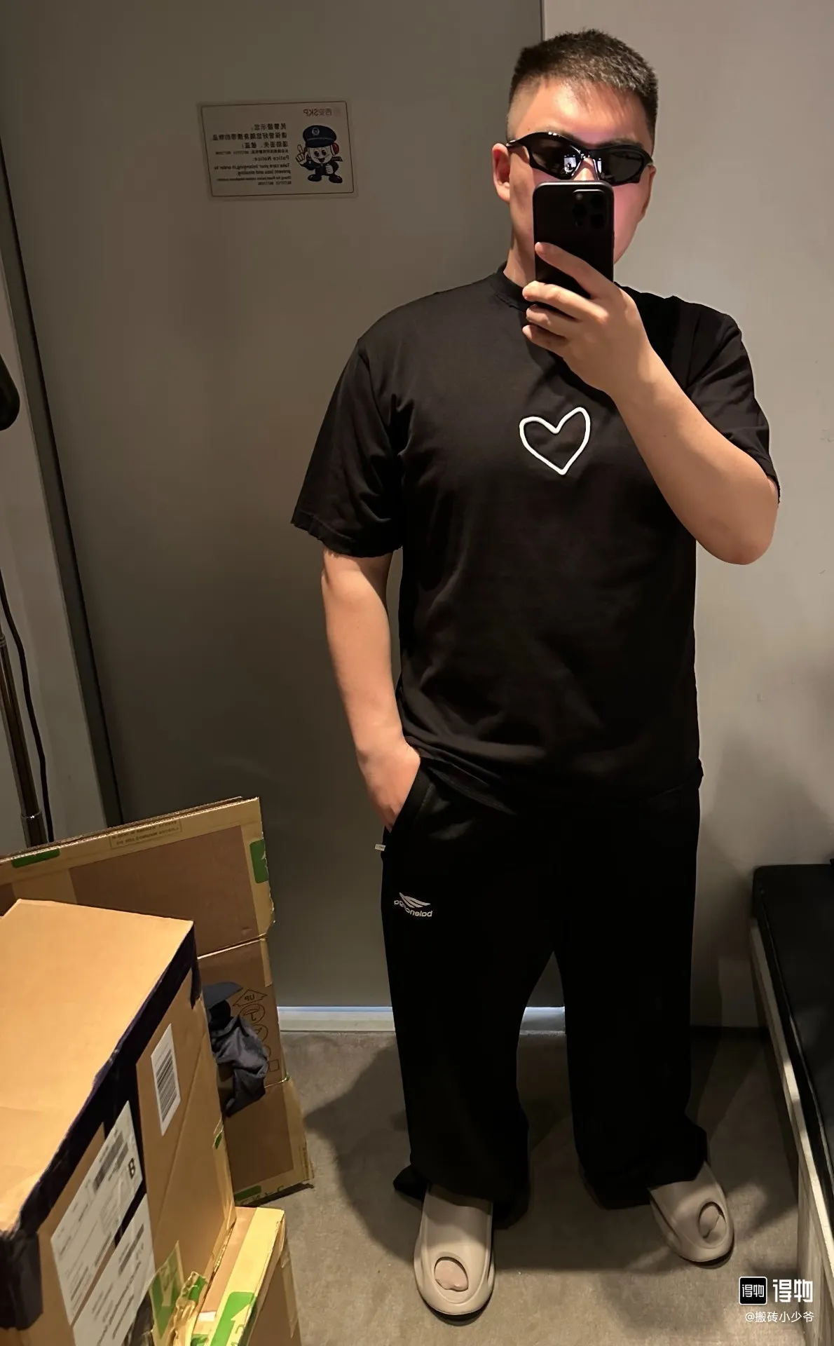 ♻️💯Upper body reference model picture❤️Top version Balenciaga Chinese Valentine's Day 24 Series FW24 solid color heart-shaped distressed effect short-sleeved T-shirt, loose fit Balenciaga was founded by Cristobal Balenciaga, a great genius designer known as representing the twentieth century. For more than half a century since the brand was founded, Balenciaga has been famous in the fashion industry for its fashionable elegance. You can find any of your favorite logos on the front and back of this piece, Ness.  The front and rear printing uses low-coverage screen printing technology, and the glue is imported. The printing is very delicate, and the scratched out problems are very clear and there are no burrs. The fabric is made of 280g double-ply double-yarn pure cotton loose fabric, which is loose and breathable, has good drying effect, full drape and skin toning. Color: Black Pink Size: XS-L P:250