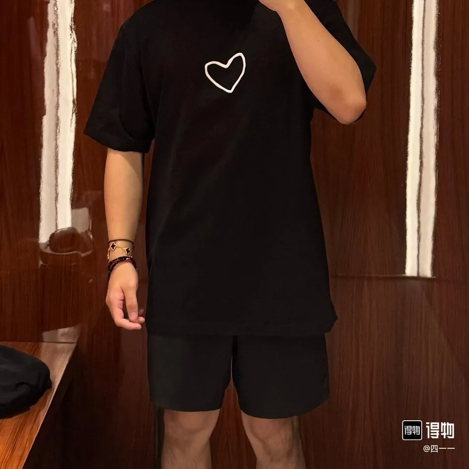 ♻️💯Upper body reference model picture❤️Top version Balenciaga Chinese Valentine's Day 24 Series FW24 solid color heart-shaped distressed effect short-sleeved T-shirt, loose fit Balenciaga was founded by Cristobal Balenciaga, a great genius designer known as representing the twentieth century. For more than half a century since the brand was founded, Balenciaga has been famous in the fashion industry for its fashionable elegance. You can find any of your favorite logos on the front and back of this piece, Ness.  The front and rear printing uses low-coverage screen printing technology, and the glue is imported. The printing is very delicate, and the scratched out problems are very clear and there are no burrs. The fabric is made of 280g double-ply double-yarn pure cotton loose fabric, which is loose and breathable, has good drying effect, full drape and skin toning. Color: Black Pink Size: XS-L P:250