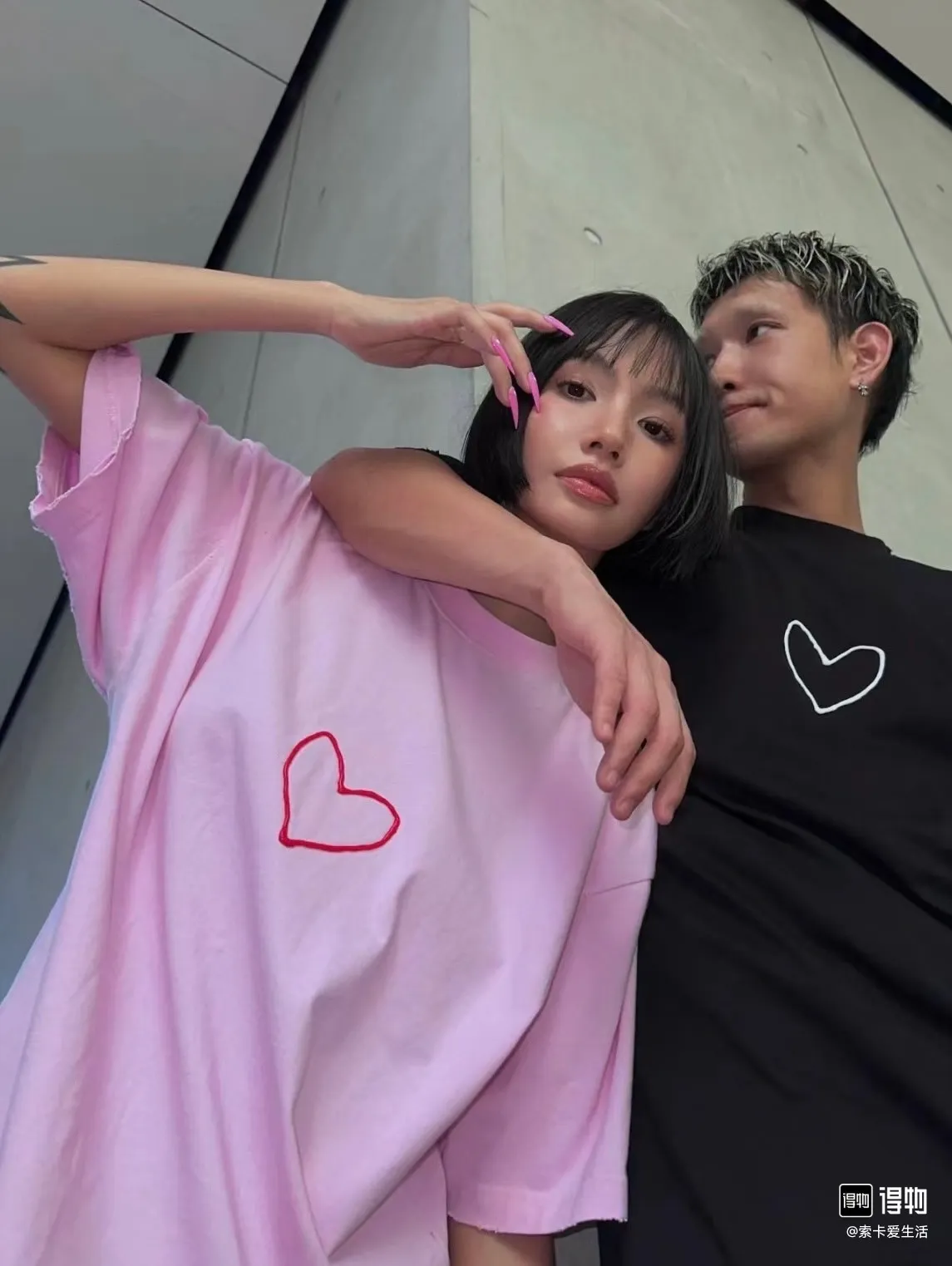 ♻️💯Upper body reference model picture❤️Top version Balenciaga Chinese Valentine's Day 24 Series FW24 solid color heart-shaped distressed effect short-sleeved T-shirt, loose fit Balenciaga was founded by Cristobal Balenciaga, a great genius designer known as representing the twentieth century. For more than half a century since the brand was founded, Balenciaga has been famous in the fashion industry for its fashionable elegance. You can find any of your favorite logos on the front and back of this piece, Ness.  The front and rear printing uses low-coverage screen printing technology, and the glue is imported. The printing is very delicate, and the scratched out problems are very clear and there are no burrs. The fabric is made of 280g double-ply double-yarn pure cotton loose fabric, which is loose and breathable, has good drying effect, full drape and skin toning. Color: Black Pink Size: XS-L P:250