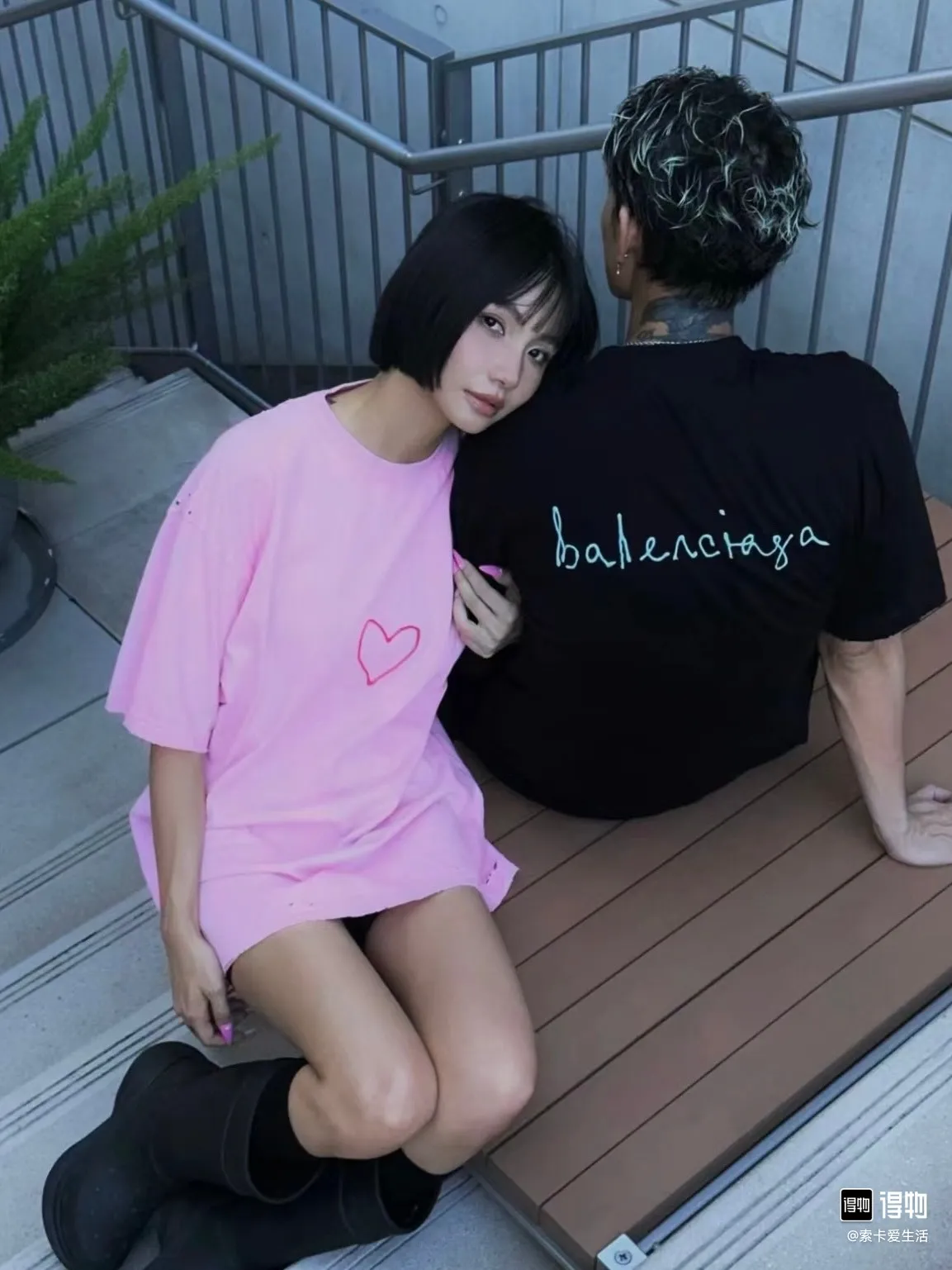 ♻️💯Upper body reference model picture❤️Top version Balenciaga Chinese Valentine's Day 24 Series FW24 solid color heart-shaped distressed effect short-sleeved T-shirt, loose fit Balenciaga was founded by Cristobal Balenciaga, a great genius designer known as representing the twentieth century. For more than half a century since the brand was founded, Balenciaga has been famous in the fashion industry for its fashionable elegance. You can find any of your favorite logos on the front and back of this piece, Ness.  The front and rear printing uses low-coverage screen printing technology, and the glue is imported. The printing is very delicate, and the scratched out problems are very clear and there are no burrs. The fabric is made of 280g double-ply double-yarn pure cotton loose fabric, which is loose and breathable, has good drying effect, full drape and skin toning. Color: Black Pink Size: XS-L P:250