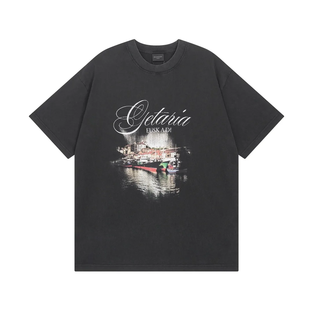 🅿️194 Actual pictures [Top version. Official website quality] BALENCI*GA/Paris. SS25 latest model direct-injection printed washed and distressed short-sleeved T-shirt. Ready-made garments washed and distressed. Brick cabinets are synchronized. Genuine products are developed at the first time. The fabric is made of Paris ZP custom-woven and dyed cotton double yarn. Weighing 260 grams, the cloth surface is clean. The cloth pattern is clear, soft and comfortable. The threads are dyed with no color difference. The printing adopts computer direct printing, and the effect is three-dimensional. The version adopts OS loose shoulder design. Same style for men and women. Code: BL253633 Color: washed black Size: XS S M L