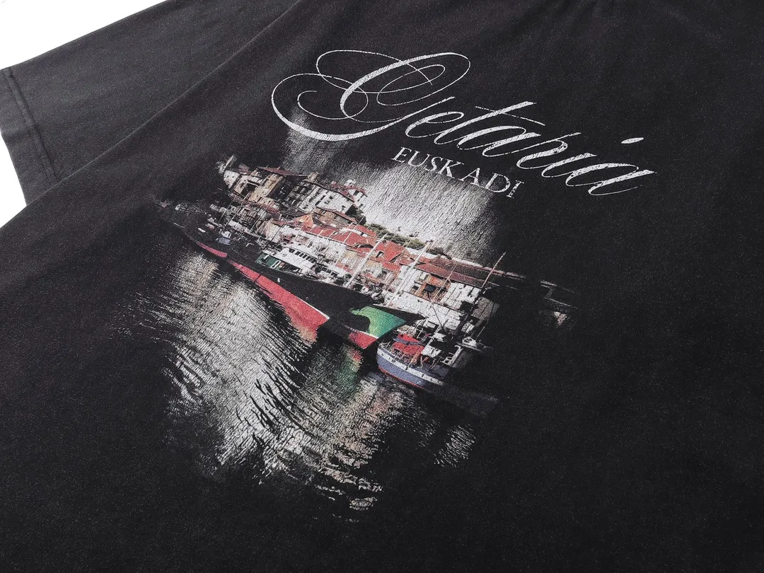 🅿️194 Actual pictures [Top version. Official website quality] BALENCI*GA/Paris. SS25 latest model direct-injection printed washed and distressed short-sleeved T-shirt. Ready-made garments washed and distressed. Brick cabinets are synchronized. Genuine products are developed at the first time. The fabric is made of Paris ZP custom-woven and dyed cotton double yarn. Weighing 260 grams, the cloth surface is clean. The cloth pattern is clear, soft and comfortable. The threads are dyed with no color difference. The printing adopts computer direct printing, and the effect is three-dimensional. The version adopts OS loose shoulder design. Same style for men and women. Code: BL253633 Color: washed black Size: XS S M L