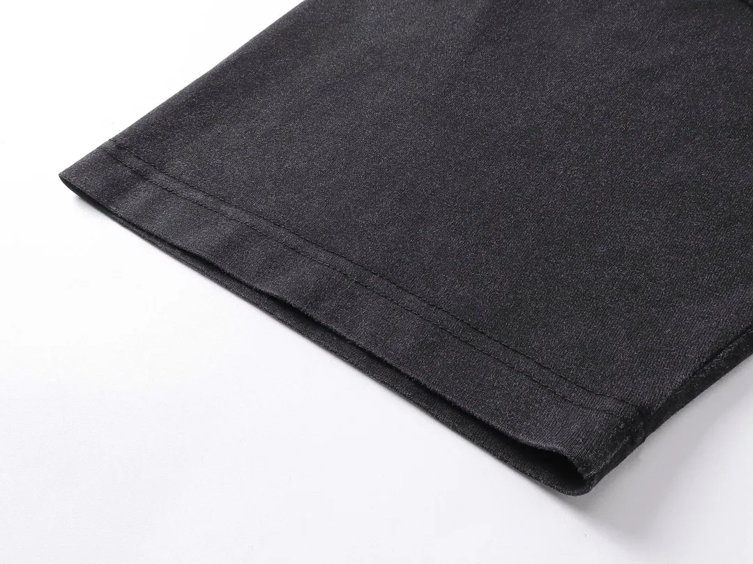 🅿️194 Actual pictures [Top version. Official website quality] BALENCI*GA/Paris. SS25 latest model direct-injection printed washed and distressed short-sleeved T-shirt. Ready-made garments washed and distressed. Brick cabinets are synchronized. Genuine products are developed at the first time. The fabric is made of Paris ZP custom-woven and dyed cotton double yarn. Weighing 260 grams, the cloth surface is clean. The cloth pattern is clear, soft and comfortable. The threads are dyed with no color difference. The printing adopts computer direct printing, and the effect is three-dimensional. The version adopts OS loose shoulder design. Same style for men and women. Code: BL253633 Color: washed black Size: XS S M L