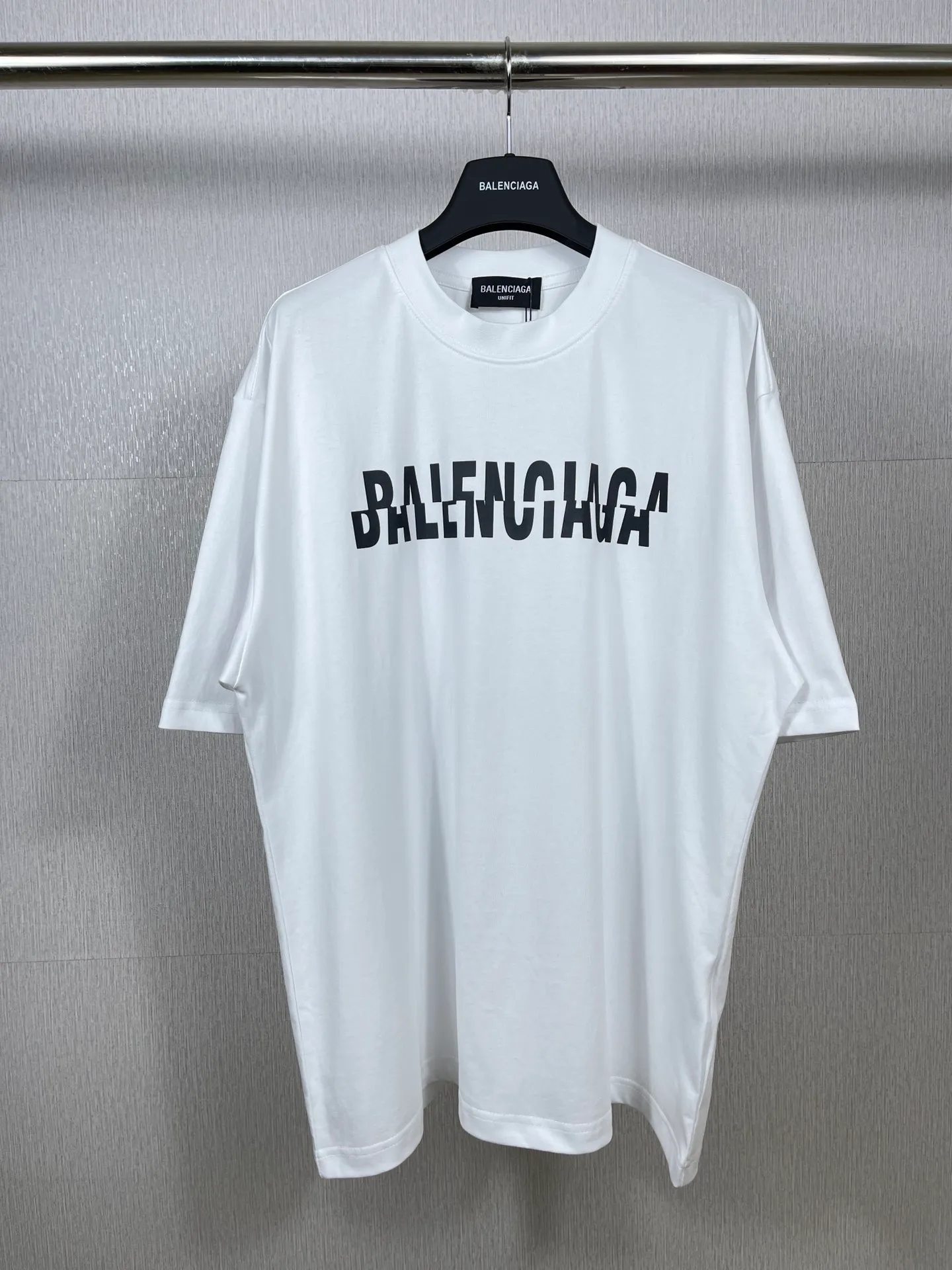 🅿️174 Actual pictures [Top version. Official website quality] BALENCI*GA/Paris BALENCI*GA# staggered letter LOGO printed washed short-sleeved T-shirt. Brick cabinet synchronization. The fabric is made of Paris ZP custom-woven and dyed 100% cotton double yarn compact cotton. The weight is 260 grams. The cloth surface is clean. The cloth pattern is clear. Soft and comfortable. The color fastness is good. It is not easy to change color. The threads are woven and dyed with no color difference. The printing uses imported environmentally friendly glue, which has a three-dimensional effect and no burrs. The ready-made clothes are washed and distressed, and the brick cabinets are restored. The version adopts the OS loose shoulder style. The same style for men and women. Code: BL223095 Color: washed black and white. Size: XS to L