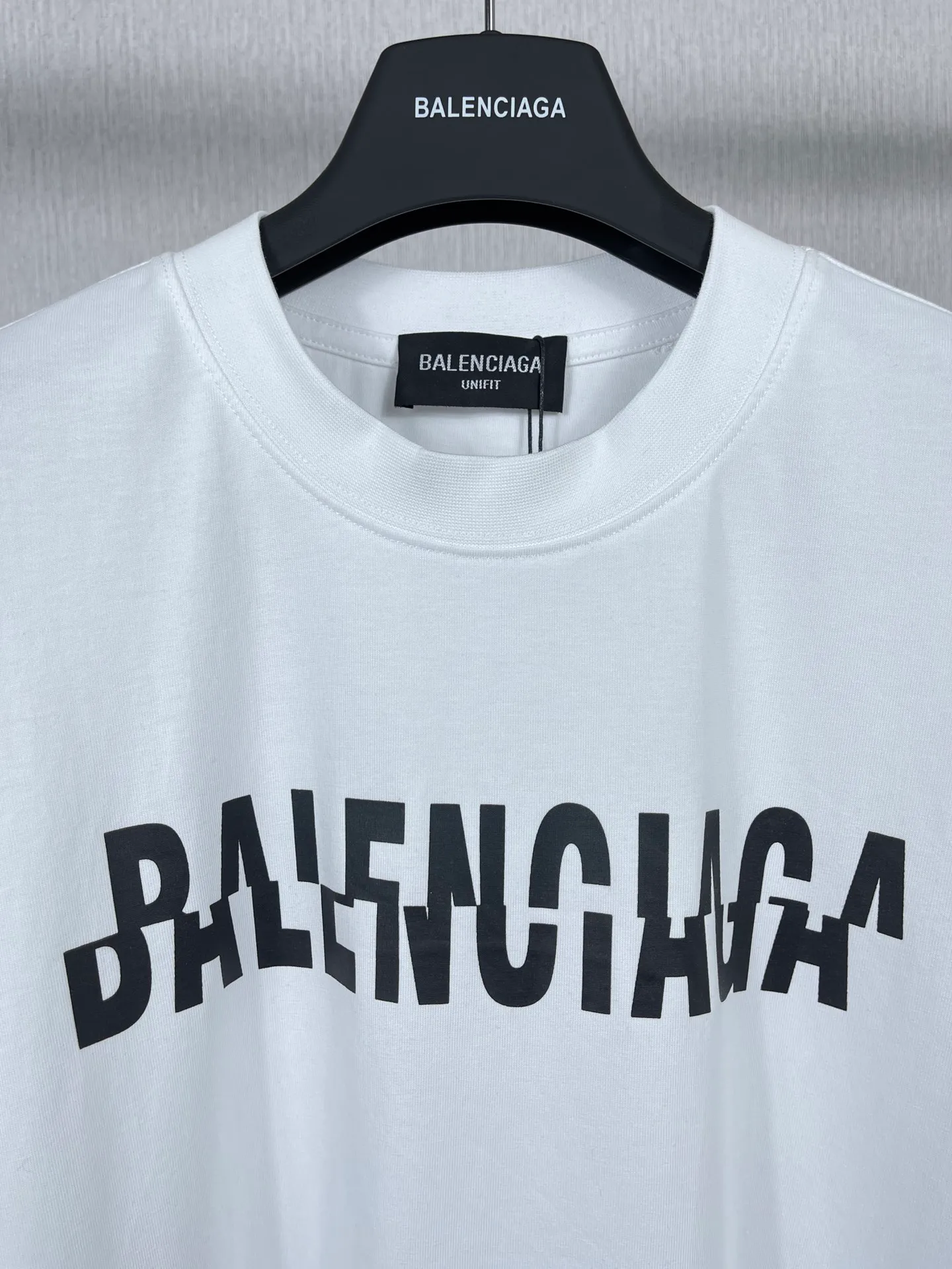 🅿️174 Actual pictures [Top version. Official website quality] BALENCI*GA/Paris BALENCI*GA# staggered letter LOGO printed washed short-sleeved T-shirt. Brick cabinet synchronization. The fabric is made of Paris ZP custom-woven and dyed 100% cotton double yarn compact cotton. The weight is 260 grams. The cloth surface is clean. The cloth pattern is clear. Soft and comfortable. The color fastness is good. It is not easy to change color. The threads are woven and dyed with no color difference. The printing uses imported environmentally friendly glue, which has a three-dimensional effect and no burrs. The ready-made clothes are washed and distressed, and the brick cabinets are restored. The version adopts the OS loose shoulder style. The same style for men and women. Code: BL223095 Color: washed black and white. Size: XS to L
