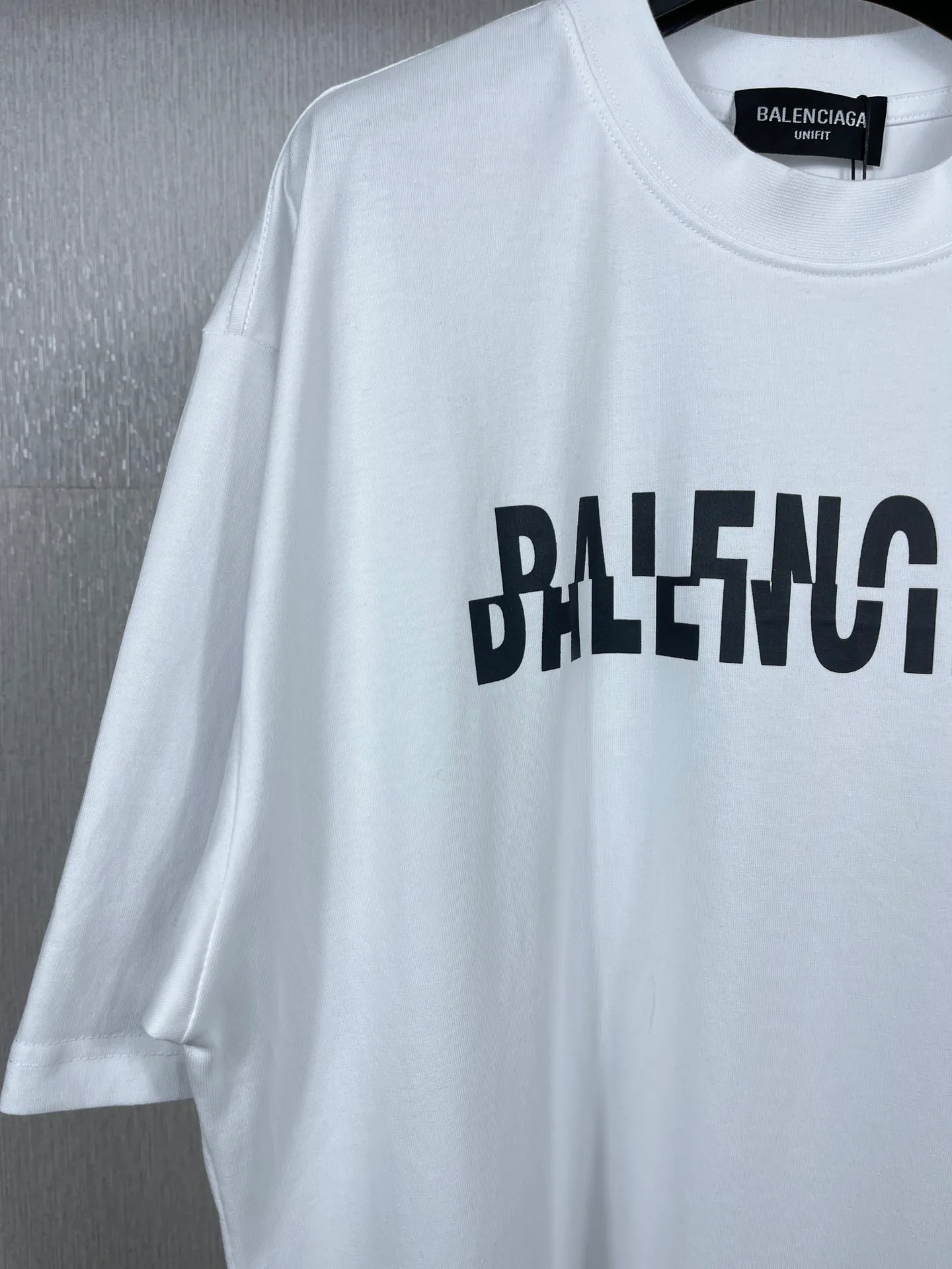 🅿️174 Actual pictures [Top version. Official website quality] BALENCI*GA/Paris BALENCI*GA# staggered letter LOGO printed washed short-sleeved T-shirt. Brick cabinet synchronization. The fabric is made of Paris ZP custom-woven and dyed 100% cotton double yarn compact cotton. The weight is 260 grams. The cloth surface is clean. The cloth pattern is clear. Soft and comfortable. The color fastness is good. It is not easy to change color. The threads are woven and dyed with no color difference. The printing uses imported environmentally friendly glue, which has a three-dimensional effect and no burrs. The ready-made clothes are washed and distressed, and the brick cabinets are restored. The version adopts the OS loose shoulder style. The same style for men and women. Code: BL223095 Color: washed black and white. Size: XS to L