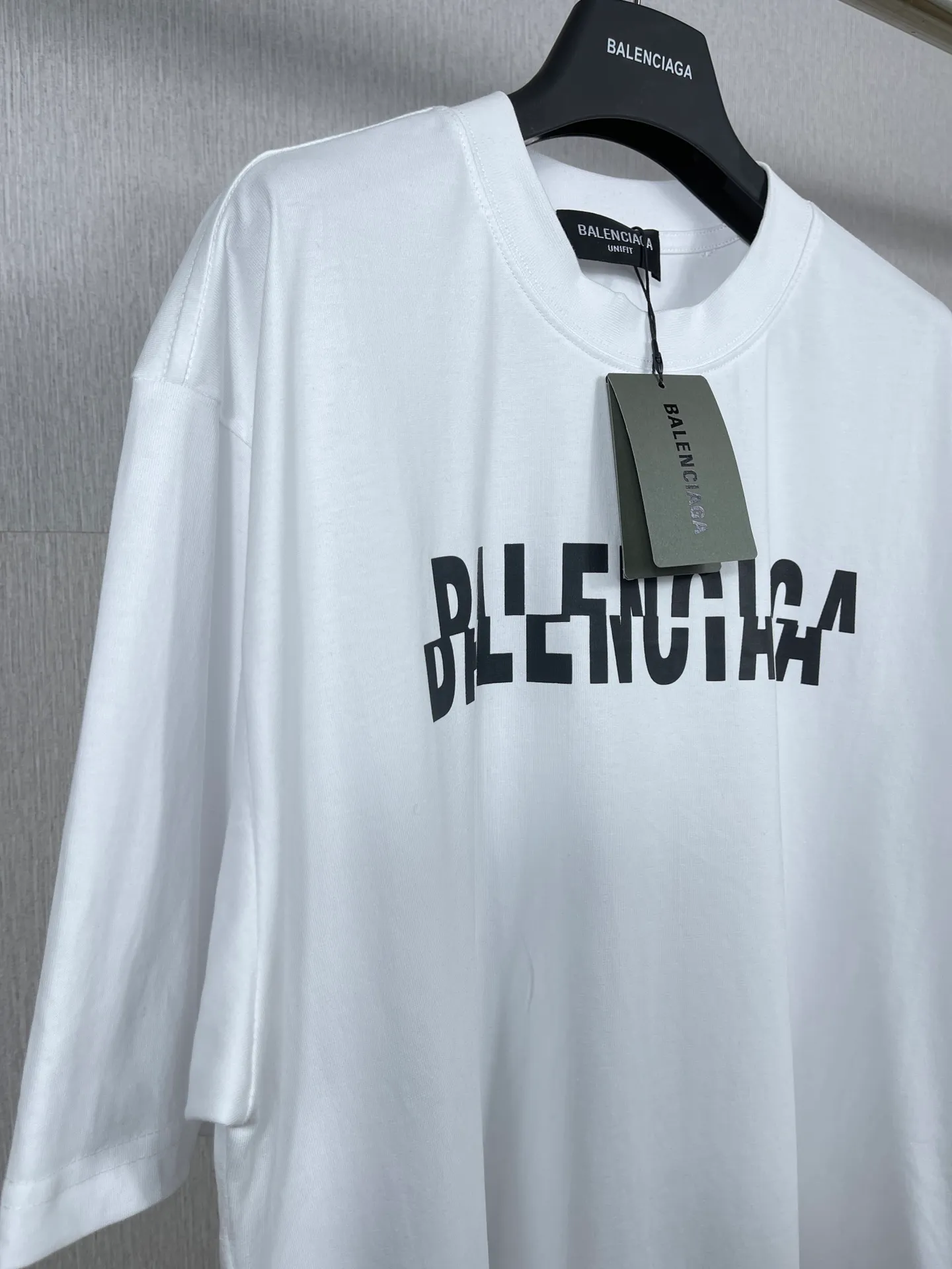 🅿️174 Actual pictures [Top version. Official website quality] BALENCI*GA/Paris BALENCI*GA# staggered letter LOGO printed washed short-sleeved T-shirt. Brick cabinet synchronization. The fabric is made of Paris ZP custom-woven and dyed 100% cotton double yarn compact cotton. The weight is 260 grams. The cloth surface is clean. The cloth pattern is clear. Soft and comfortable. The color fastness is good. It is not easy to change color. The threads are woven and dyed with no color difference. The printing uses imported environmentally friendly glue, which has a three-dimensional effect and no burrs. The ready-made clothes are washed and distressed, and the brick cabinets are restored. The version adopts the OS loose shoulder style. The same style for men and women. Code: BL223095 Color: washed black and white. Size: XS to L