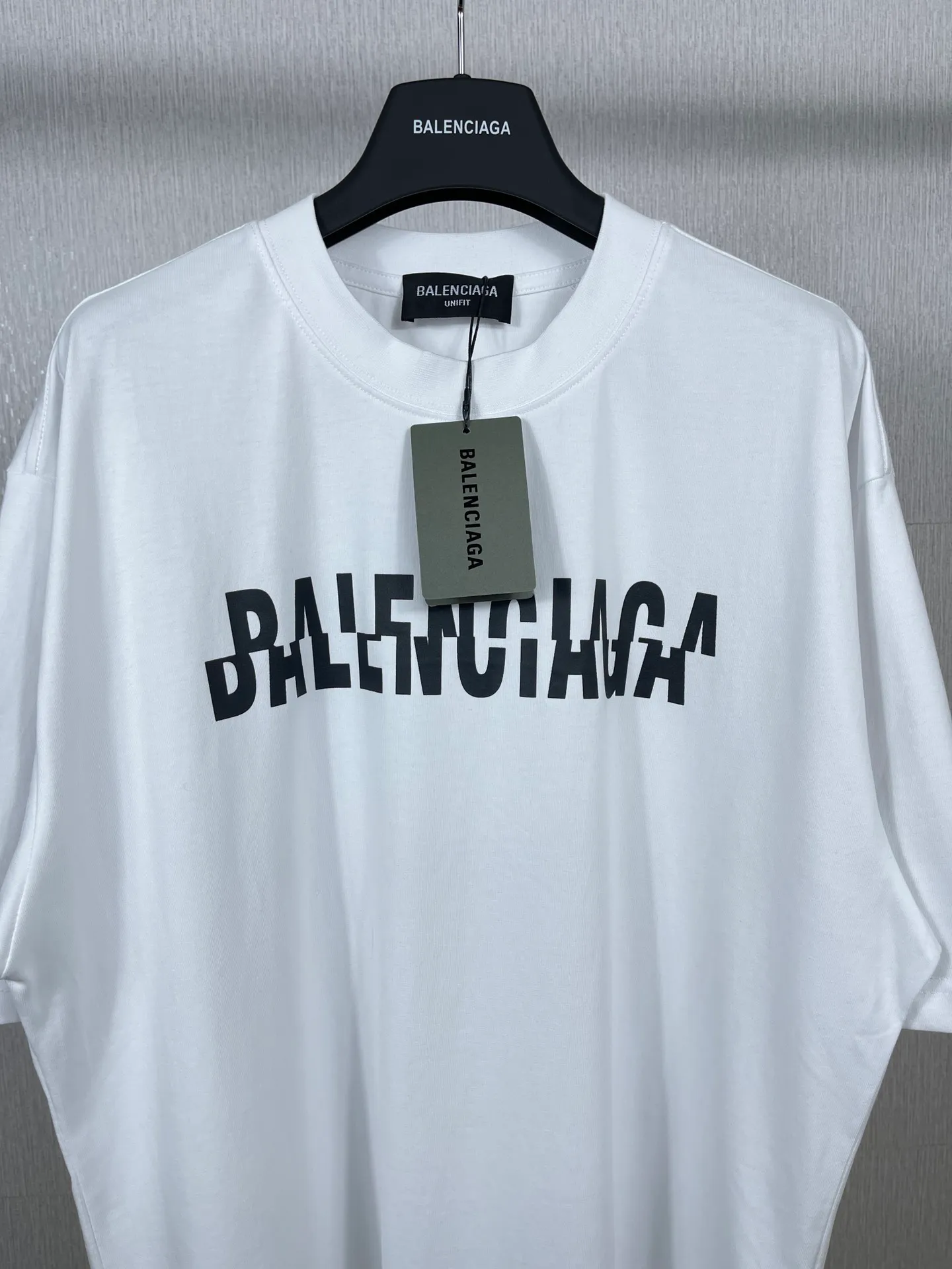 🅿️174 Actual pictures [Top version. Official website quality] BALENCI*GA/Paris BALENCI*GA# staggered letter LOGO printed washed short-sleeved T-shirt. Brick cabinet synchronization. The fabric is made of Paris ZP custom-woven and dyed 100% cotton double yarn compact cotton. The weight is 260 grams. The cloth surface is clean. The cloth pattern is clear. Soft and comfortable. The color fastness is good. It is not easy to change color. The threads are woven and dyed with no color difference. The printing uses imported environmentally friendly glue, which has a three-dimensional effect and no burrs. The ready-made clothes are washed and distressed, and the brick cabinets are restored. The version adopts the OS loose shoulder style. The same style for men and women. Code: BL223095 Color: washed black and white. Size: XS to L