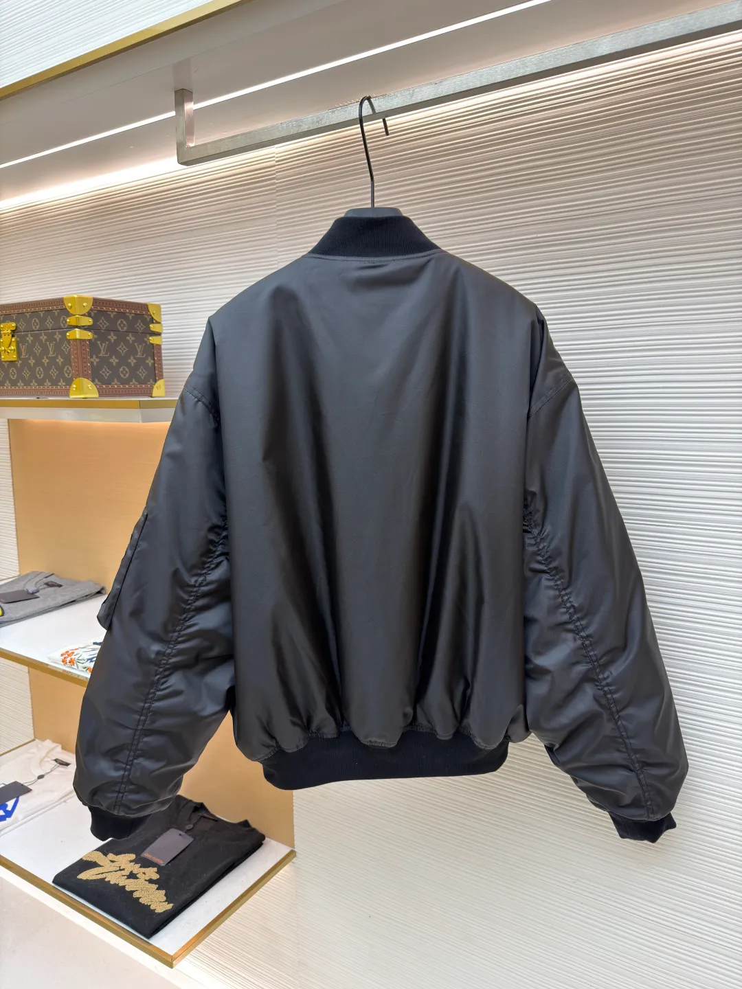 Balenciaga patch bomber jacket ●Original version: Purchased and developed for 24500 ●Item number: 1681007-C20 ●Fabric: dense-pore cold-pressed fiber nylon fabric ●Technology: embroidery production ●Version: loose version ●Weight: about 925 grams ●Size: 44-46-48-50 ●Description: Customized dense-pore cold-pressed fiber nylon cloth and velvet cloud cotton sheet inside, full texture, thick and solid Every inch contains a heavy warmth. It is based on pure black to support all the edges. The slightly dropped shoulder silhouette embraces the body shape. The gilt lion emblem patch is embellished on the chest. It continues the identity identification function of the badge. It is a silent statement worn on the body. The lining and padding design highlight the wrapping effect. It cleverly combines the warmth of cotton clothing and the aesthetics of life. In the name of design, it leads the trend and adopts imported machine embroidery technology. Use advanced computer control system and precision mechanical components. Paris lion emblem patch embroidery work with high precision, smooth and delicate lines, purely manual water disassembly process. After completing the initial combination of the lining fabric and the cotton piece, the craftsman will further adjust and disassemble it in the water. The lining fabric and the cotton piece can achieve a perfect combination, making the lining fabric and the cotton piece more closely combined. Beautiful and neat, template machine bag opening. The preset template guides the position, shape and size of the bag opening. The accuracy ensures the quality of the bag opening effect. The overall wiring is straight and delicate, the fabric is comfortable and soft, and the color is consistent without color difference. It can be matched with the same style to create a fashionable look and control various occasions. Customized accessories, complete with three standards, same style for men and women!