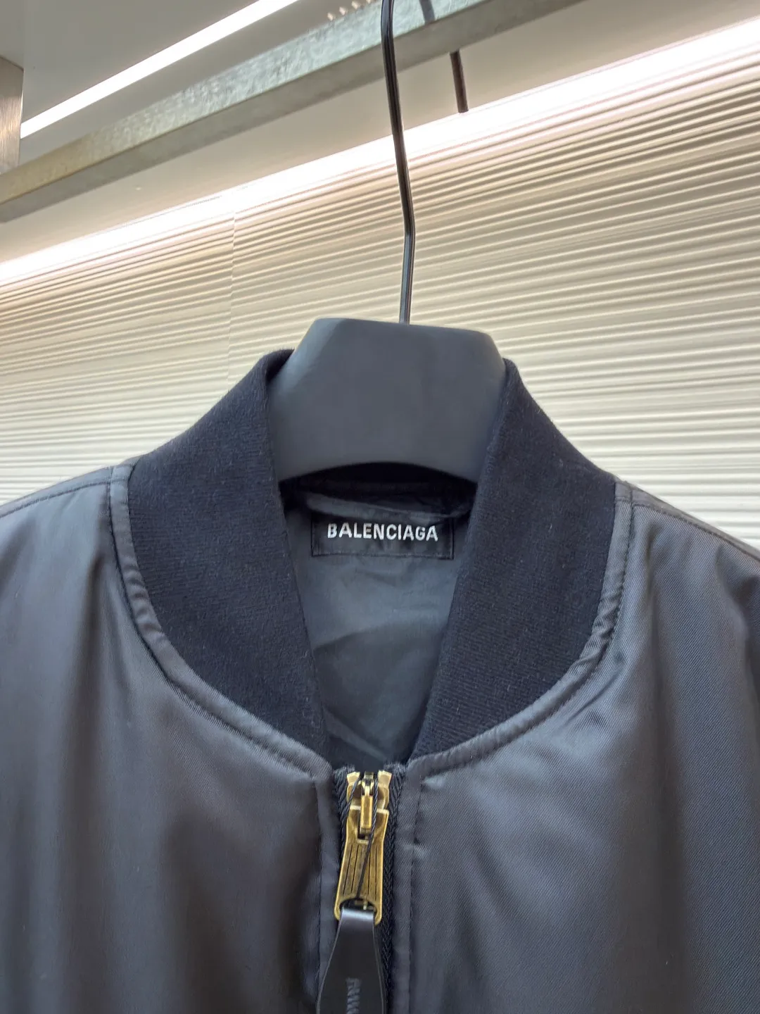 Balenciaga patch bomber jacket ●Original version: Purchased and developed for 24500 ●Item number: 1681007-C20 ●Fabric: dense-pore cold-pressed fiber nylon fabric ●Technology: embroidery production ●Version: loose version ●Weight: about 925 grams ●Size: 44-46-48-50 ●Description: Customized dense-pore cold-pressed fiber nylon cloth and velvet cloud cotton sheet inside, full texture, thick and solid Every inch contains a heavy warmth. It is based on pure black to support all the edges. The slightly dropped shoulder silhouette embraces the body shape. The gilt lion emblem patch is embellished on the chest. It continues the identity identification function of the badge. It is a silent statement worn on the body. The lining and padding design highlight the wrapping effect. It cleverly combines the warmth of cotton clothing and the aesthetics of life. In the name of design, it leads the trend and adopts imported machine embroidery technology. Use advanced computer control system and precision mechanical components. Paris lion emblem patch embroidery work with high precision, smooth and delicate lines, purely manual water disassembly process. After completing the initial combination of the lining fabric and the cotton piece, the craftsman will further adjust and disassemble it in the water. The lining fabric and the cotton piece can achieve a perfect combination, making the lining fabric and the cotton piece more closely combined. Beautiful and neat, template machine bag opening. The preset template guides the position, shape and size of the bag opening. The accuracy ensures the quality of the bag opening effect. The overall wiring is straight and delicate, the fabric is comfortable and soft, and the color is consistent without color difference. It can be matched with the same style to create a fashionable look and control various occasions. Customized accessories, complete with three standards, same style for men and women!
