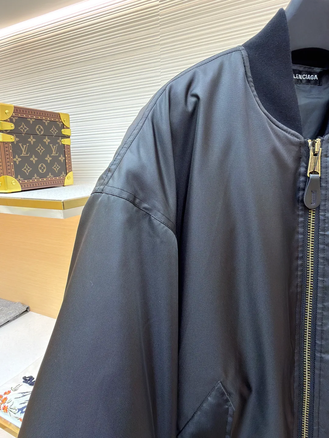 Balenciaga patch bomber jacket ●Original version: Purchased and developed for 24500 ●Item number: 1681007-C20 ●Fabric: dense-pore cold-pressed fiber nylon fabric ●Technology: embroidery production ●Version: loose version ●Weight: about 925 grams ●Size: 44-46-48-50 ●Description: Customized dense-pore cold-pressed fiber nylon cloth and velvet cloud cotton sheet inside, full texture, thick and solid Every inch contains a heavy warmth. It is based on pure black to support all the edges. The slightly dropped shoulder silhouette embraces the body shape. The gilt lion emblem patch is embellished on the chest. It continues the identity identification function of the badge. It is a silent statement worn on the body. The lining and padding design highlight the wrapping effect. It cleverly combines the warmth of cotton clothing and the aesthetics of life. In the name of design, it leads the trend and adopts imported machine embroidery technology. Use advanced computer control system and precision mechanical components. Paris lion emblem patch embroidery work with high precision, smooth and delicate lines, purely manual water disassembly process. After completing the initial combination of the lining fabric and the cotton piece, the craftsman will further adjust and disassemble it in the water. The lining fabric and the cotton piece can achieve a perfect combination, making the lining fabric and the cotton piece more closely combined. Beautiful and neat, template machine bag opening. The preset template guides the position, shape and size of the bag opening. The accuracy ensures the quality of the bag opening effect. The overall wiring is straight and delicate, the fabric is comfortable and soft, and the color is consistent without color difference. It can be matched with the same style to create a fashionable look and control various occasions. Customized accessories, complete with three standards, same style for men and women!