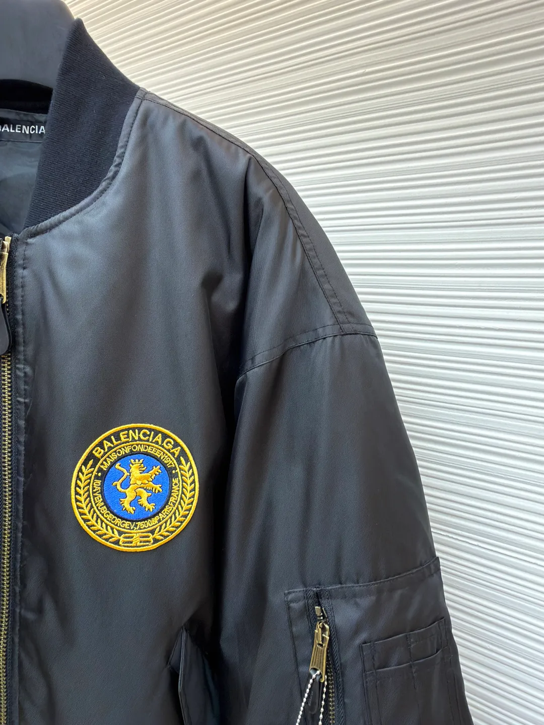 Balenciaga patch bomber jacket ●Original version: Purchased and developed for 24500 ●Item number: 1681007-C20 ●Fabric: dense-pore cold-pressed fiber nylon fabric ●Technology: embroidery production ●Version: loose version ●Weight: about 925 grams ●Size: 44-46-48-50 ●Description: Customized dense-pore cold-pressed fiber nylon cloth and velvet cloud cotton sheet inside, full texture, thick and solid Every inch contains a heavy warmth. It is based on pure black to support all the edges. The slightly dropped shoulder silhouette embraces the body shape. The gilt lion emblem patch is embellished on the chest. It continues the identity identification function of the badge. It is a silent statement worn on the body. The lining and padding design highlight the wrapping effect. It cleverly combines the warmth of cotton clothing and the aesthetics of life. In the name of design, it leads the trend and adopts imported machine embroidery technology. Use advanced computer control system and precision mechanical components. Paris lion emblem patch embroidery work with high precision, smooth and delicate lines, purely manual water disassembly process. After completing the initial combination of the lining fabric and the cotton piece, the craftsman will further adjust and disassemble it in the water. The lining fabric and the cotton piece can achieve a perfect combination, making the lining fabric and the cotton piece more closely combined. Beautiful and neat, template machine bag opening. The preset template guides the position, shape and size of the bag opening. The accuracy ensures the quality of the bag opening effect. The overall wiring is straight and delicate, the fabric is comfortable and soft, and the color is consistent without color difference. It can be matched with the same style to create a fashionable look and control various occasions. Customized accessories, complete with three standards, same style for men and women!